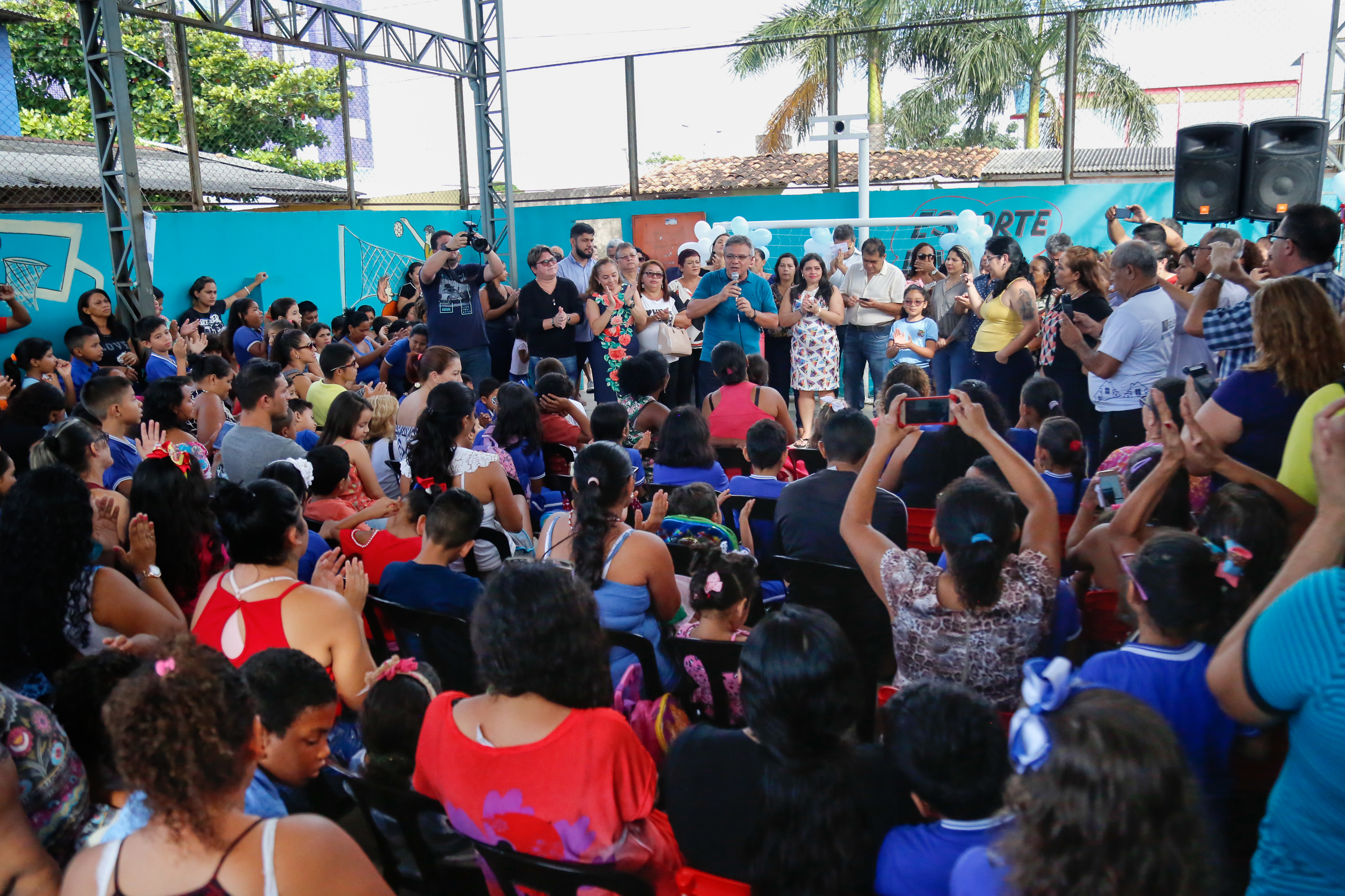 Alunos da rede municipal recebem ônibus e novos uniformes
