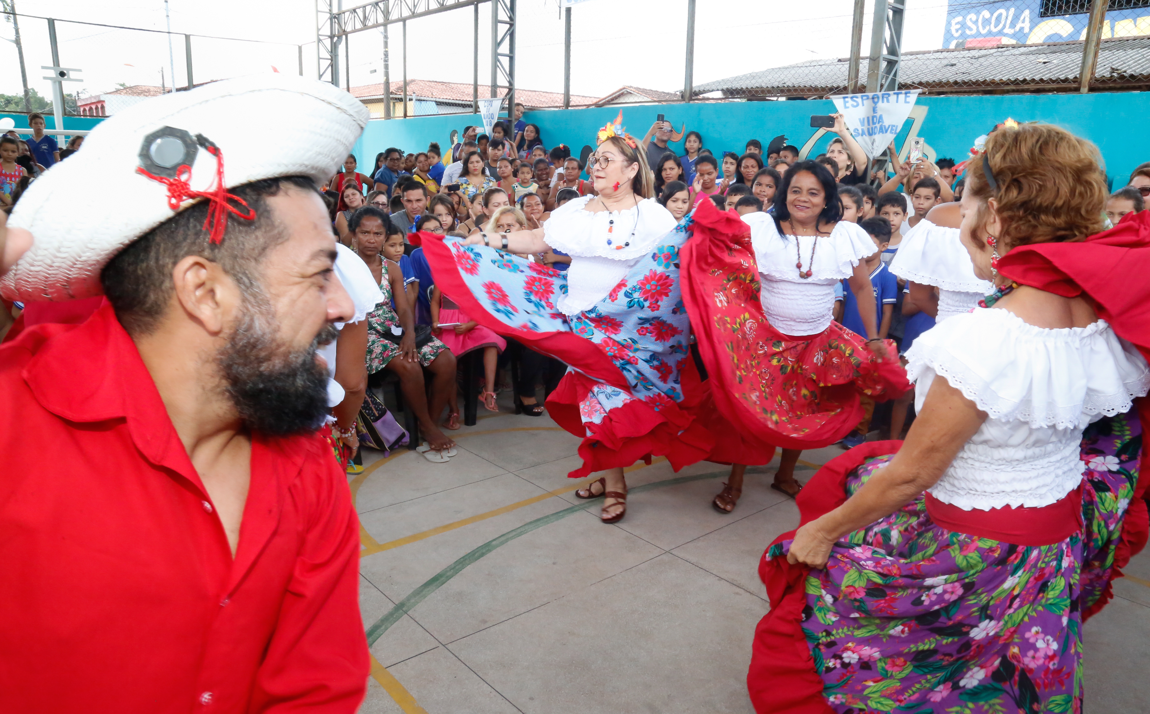 Alunos da rede municipal recebem ônibus e novos uniformes