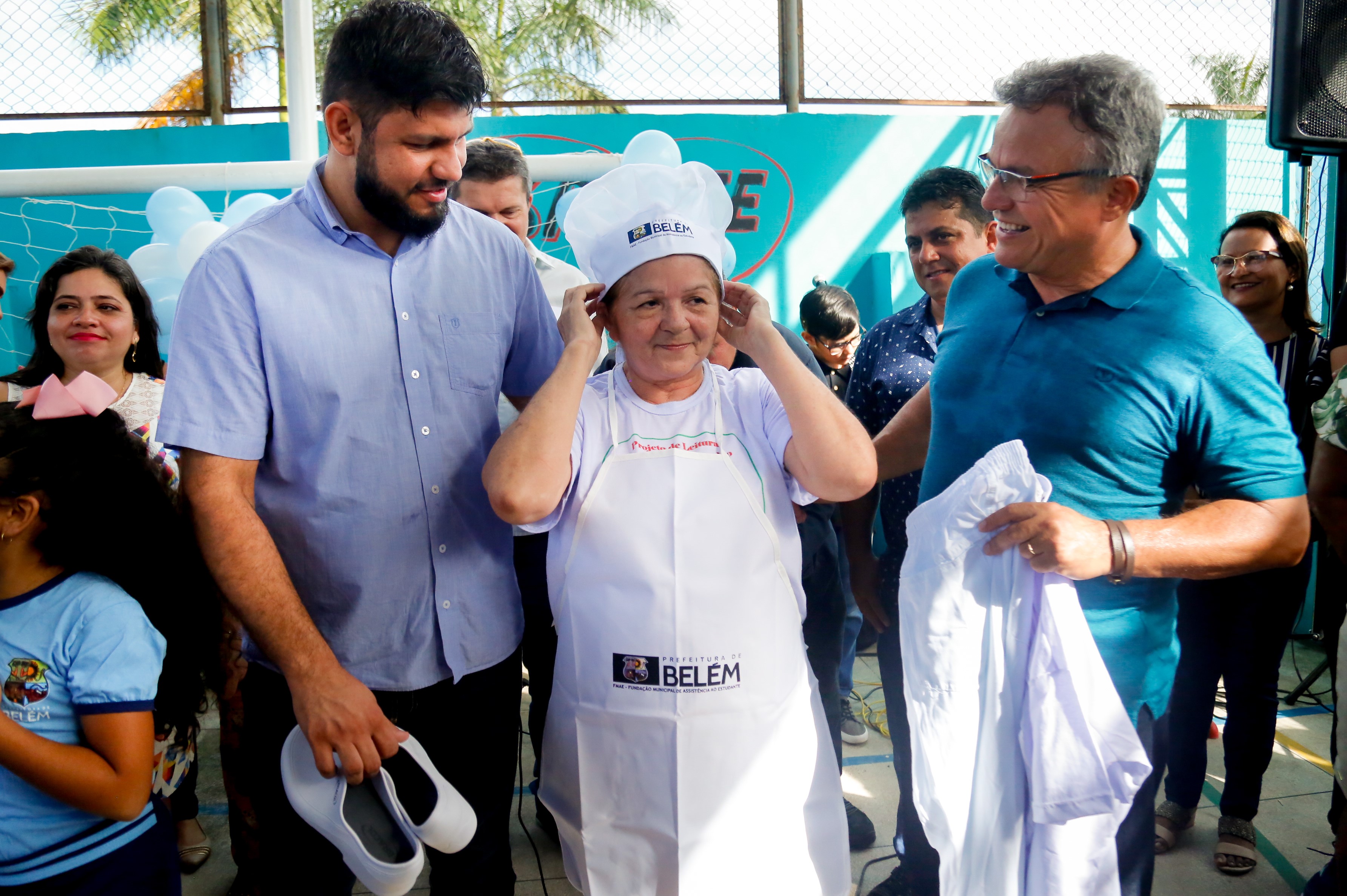 Alunos da rede municipal recebem ônibus e novos uniformes