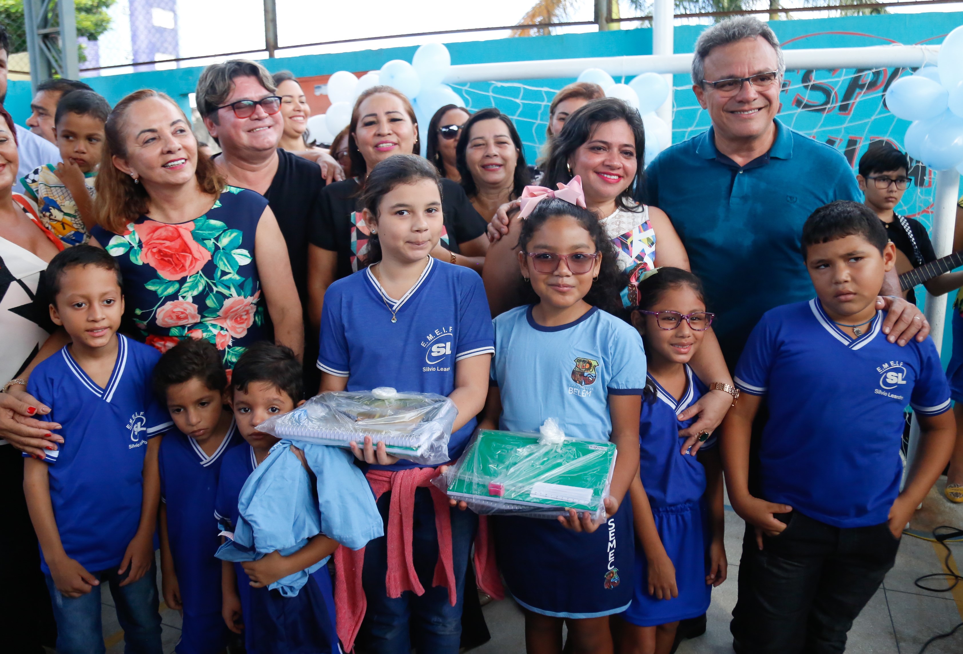 Alunos da rede municipal recebem ônibus e novos uniformes