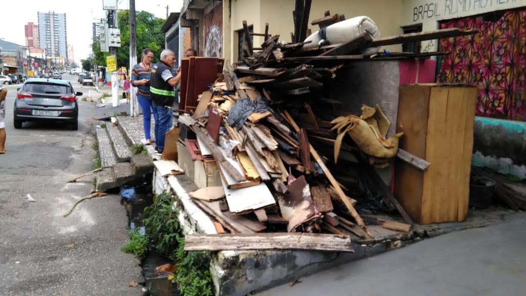 Prefeitura notifica responsáveis por obstrução da via pública com entulhos