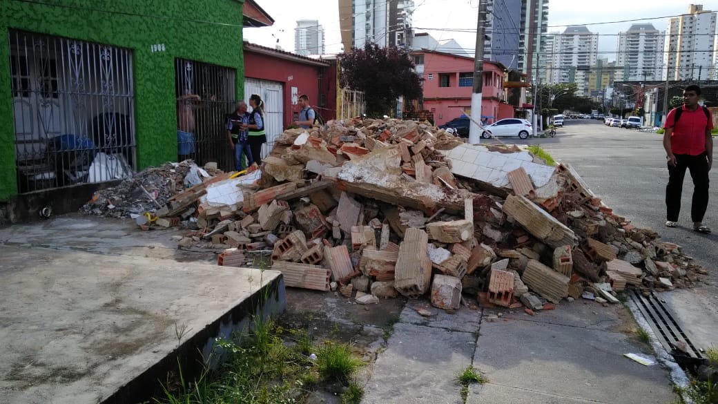 Prefeitura notifica responsáveis por obstrução da via pública com entulhos