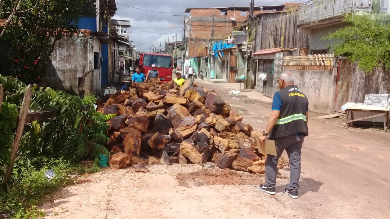 Prefeitura notifica responsáveis por obstrução da via pública com entulhos