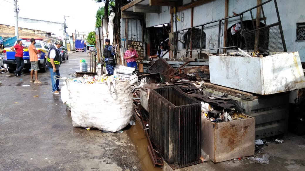 Prefeitura notifica responsáveis por obstrução da via pública com entulhos