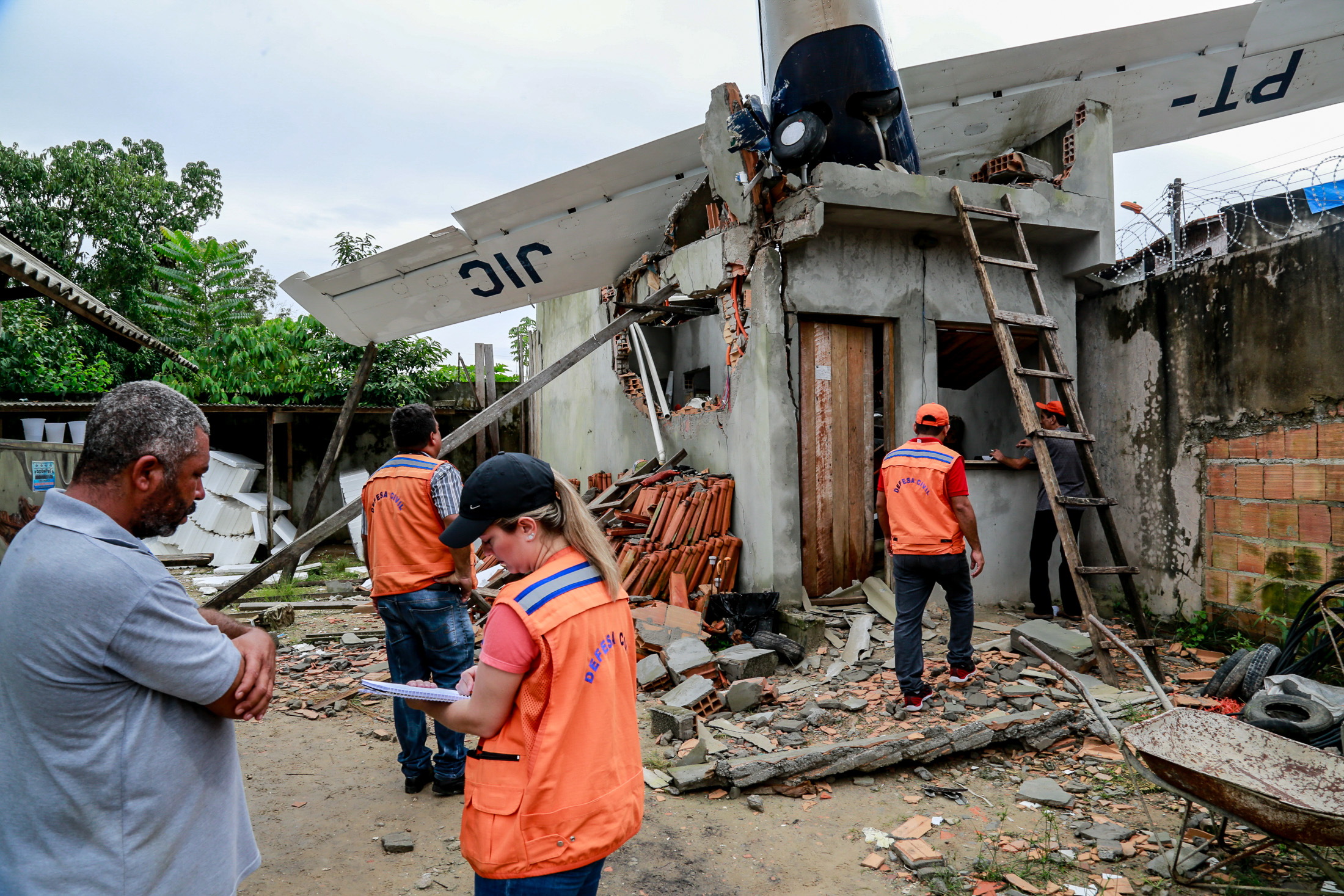 Casas atingidas em acidente de avião são vistoriadas pela Defesa Civil Municipal