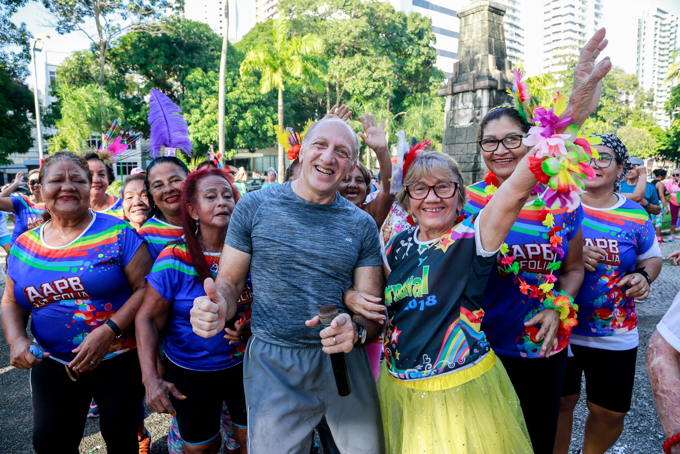 Aulão de Carnaval da Academia ao Ar Livre leva quase 300 alunos à praça Brasil