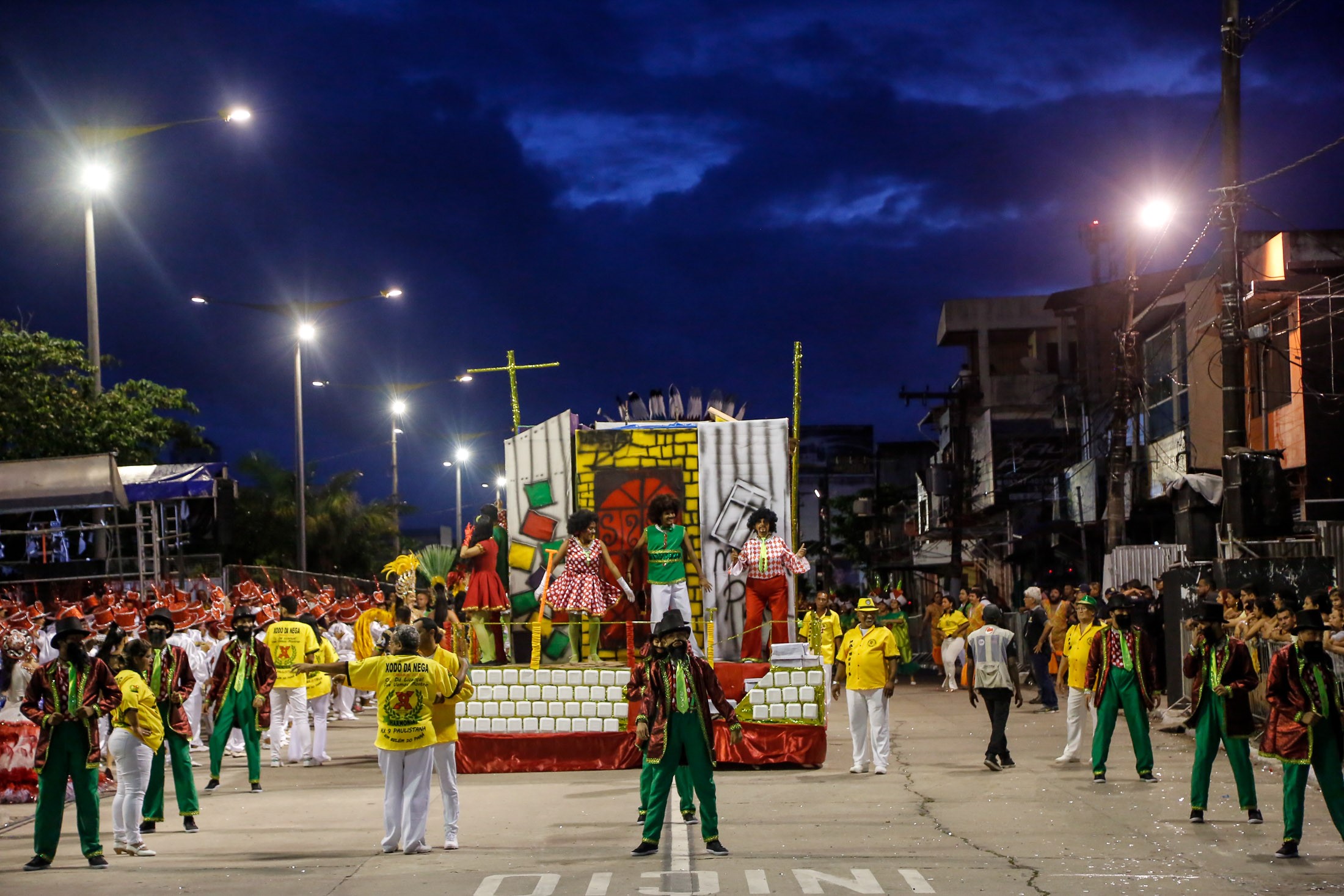 Xodó da Nega encerra segundo dia de desfile na Aldeia Amazônica