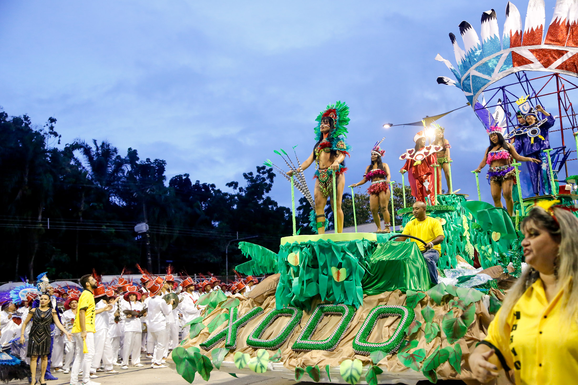 Xodó da Nega encerra segundo dia de desfile na Aldeia Amazônica