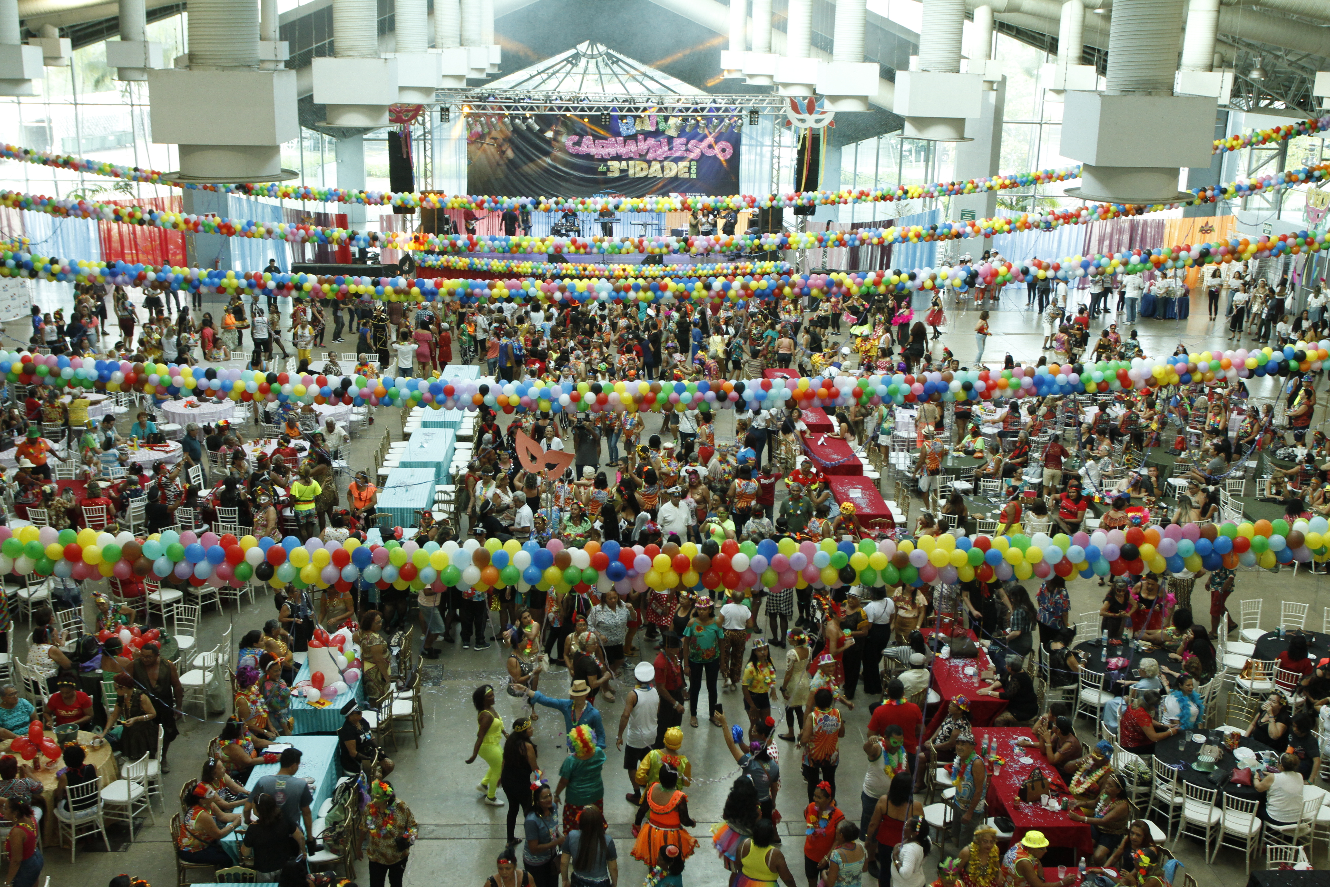 Usuários da Casa do Idoso e de unidades de saúde se divertem em tarde carnavalesca