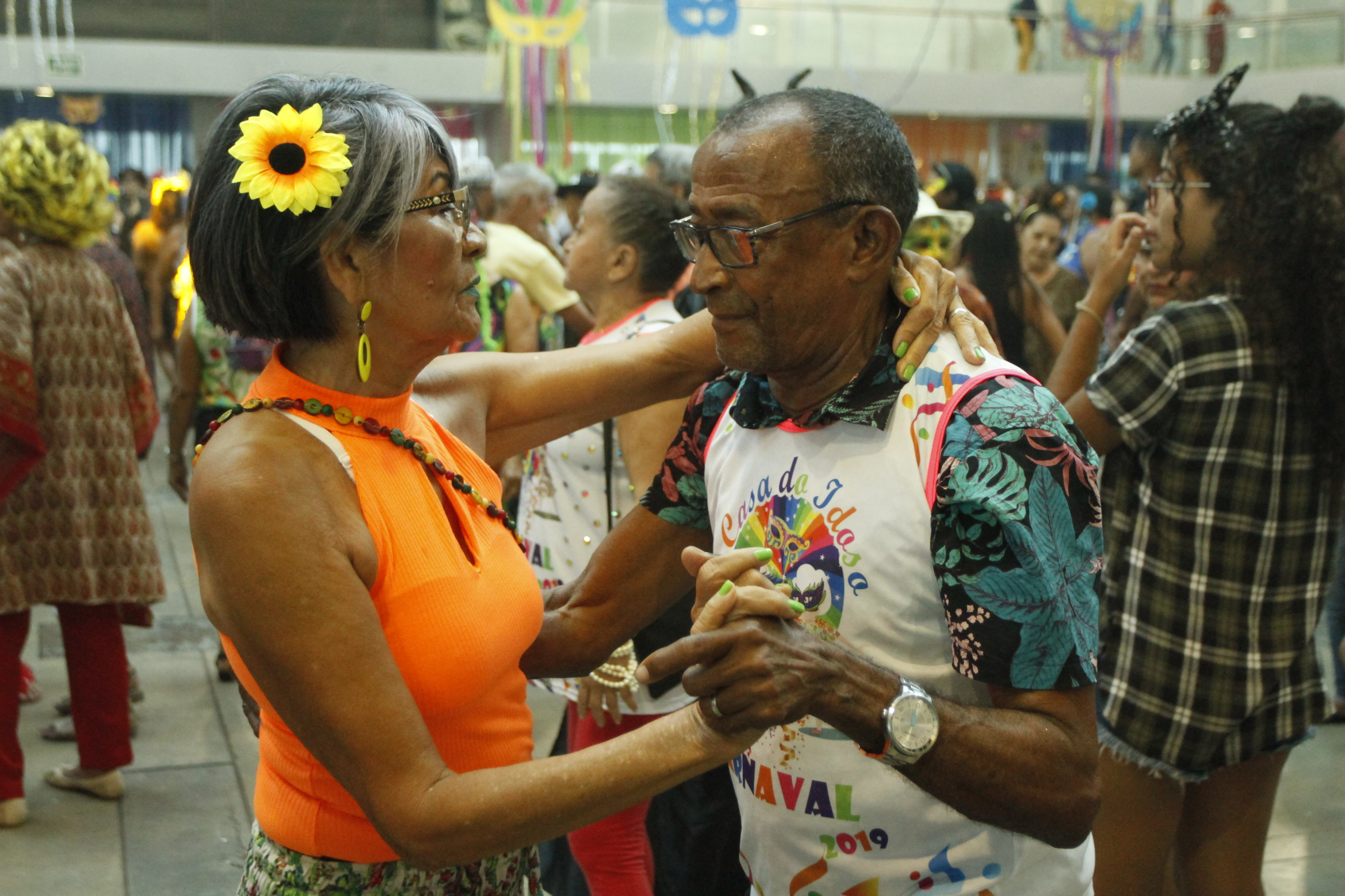 Usuários da Casa do Idoso e de unidades de saúde se divertem em tarde carnavalesca