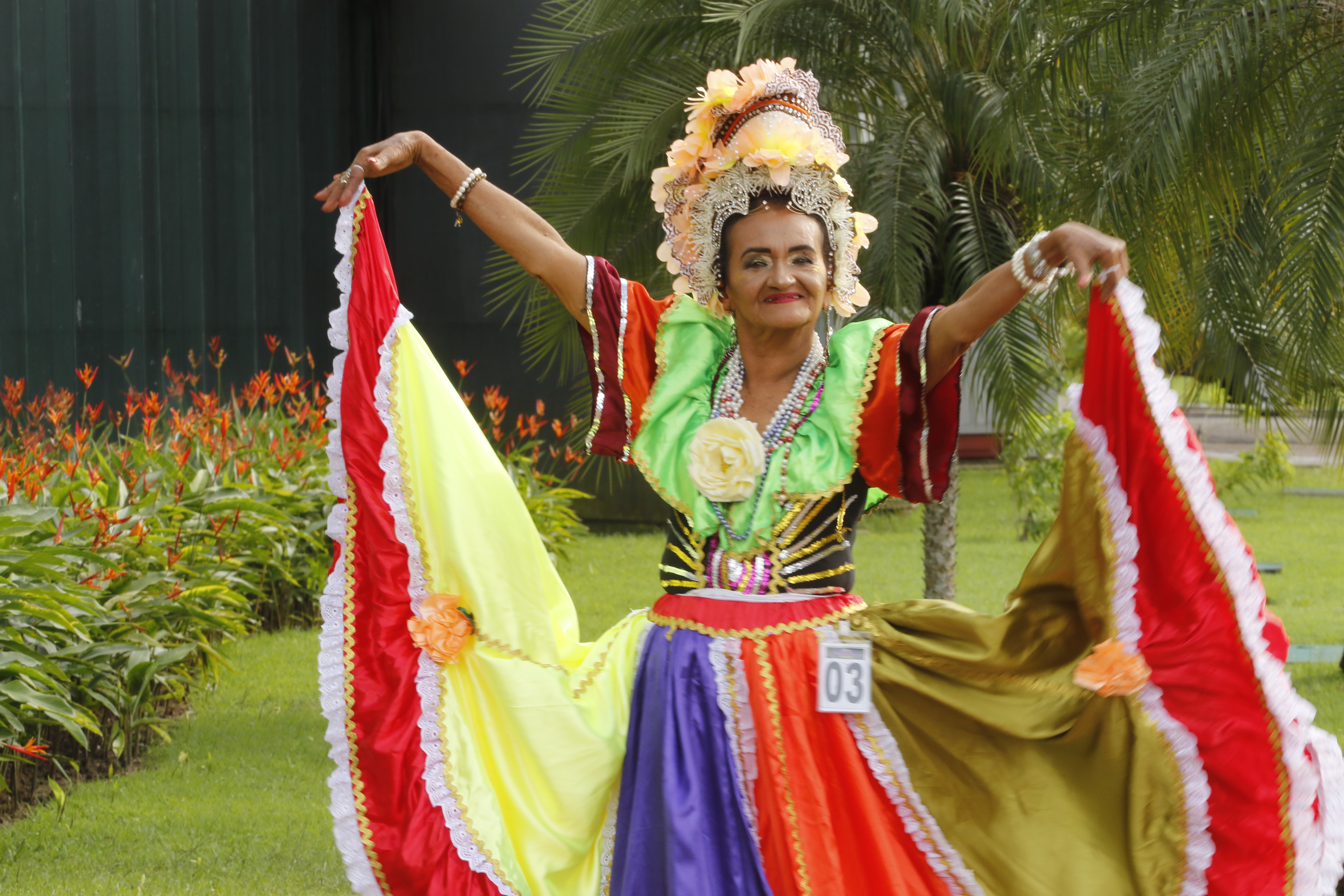 Usuários da Casa do Idoso e de unidades de saúde se divertem em tarde carnavalesca