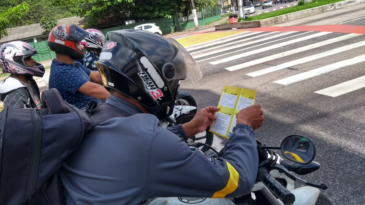 Blitz educativa alerta condutores sobre cuidados no trânsito no feriado de Carnaval