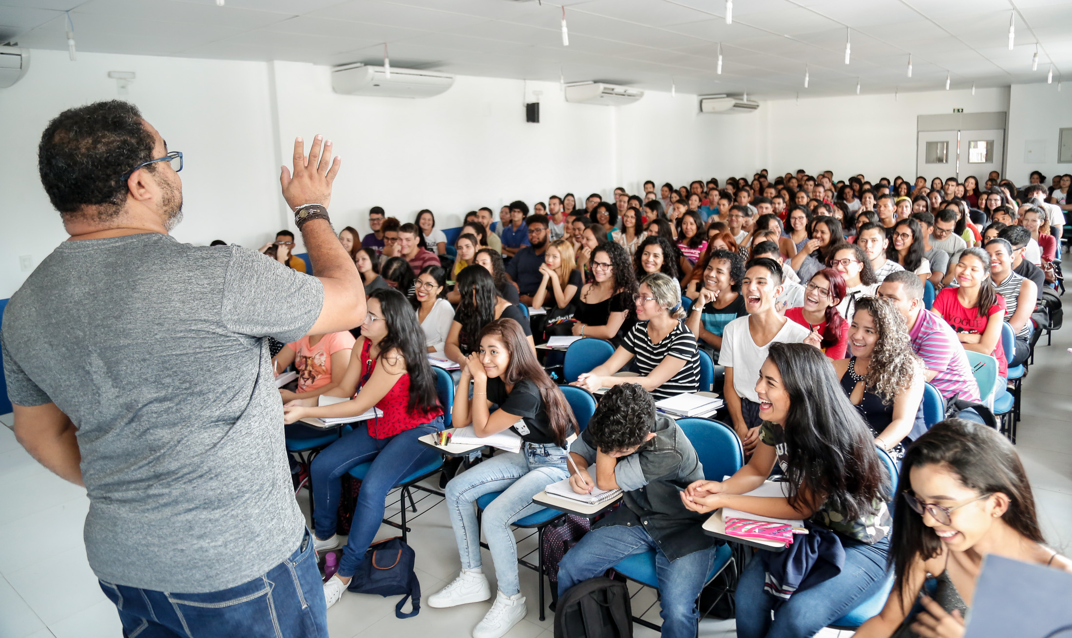 Cursinho Pré-Vestibular Municipal recepciona alunos no primeiro dia de aula