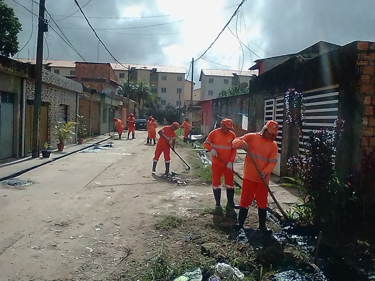 Prefeitura reforça ações de limpeza manual durante o período chuvoso