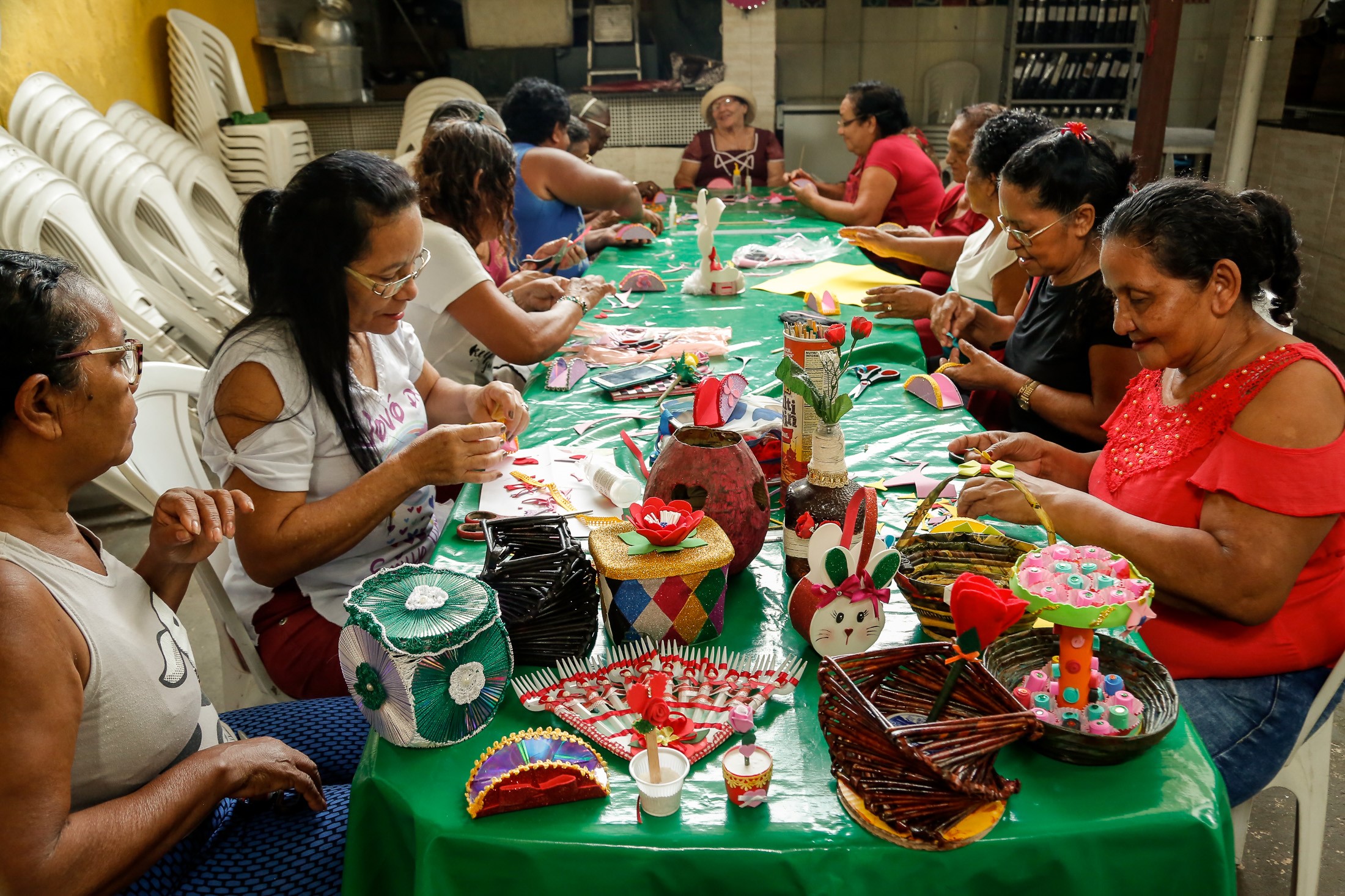 Idosas atendidas pelo Cras-Bengui confeccionam objetos e trabalham a convivência 
