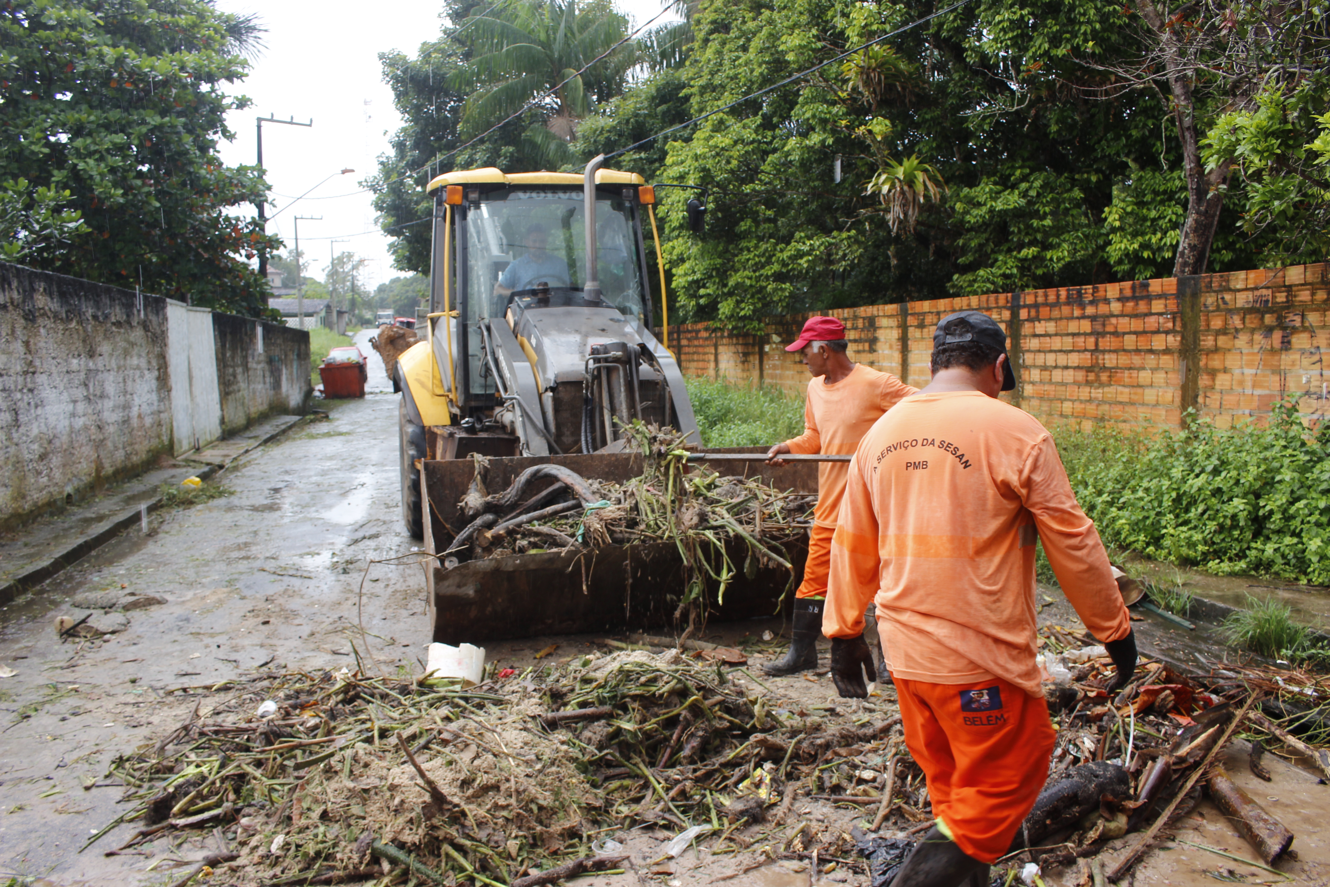 Defesa Civil presta atendimento às vítimas da maré alta em Outeiro