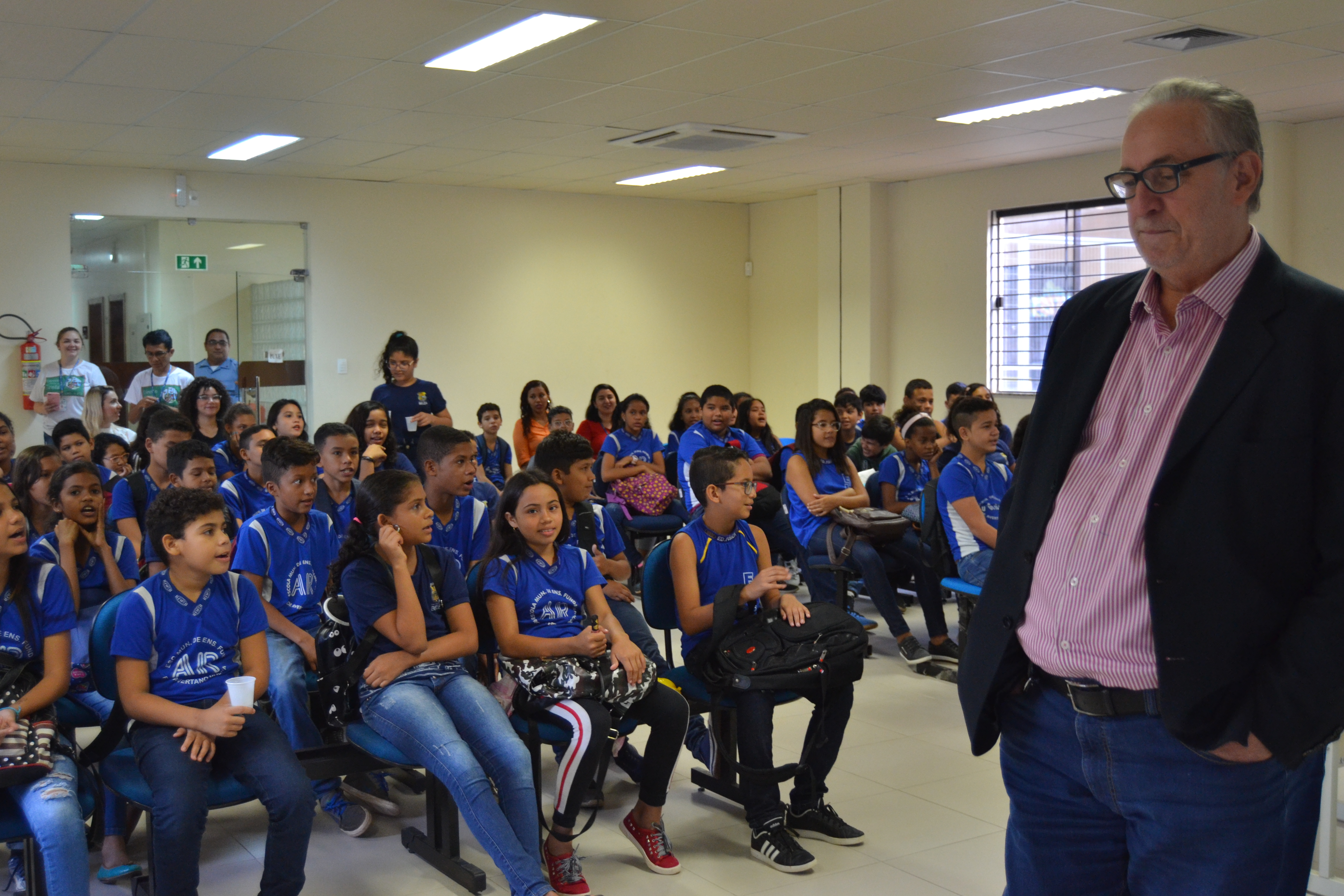 Alunos da Escola Municipal Avertano Rocha visitam o Fórum em Icoaraci