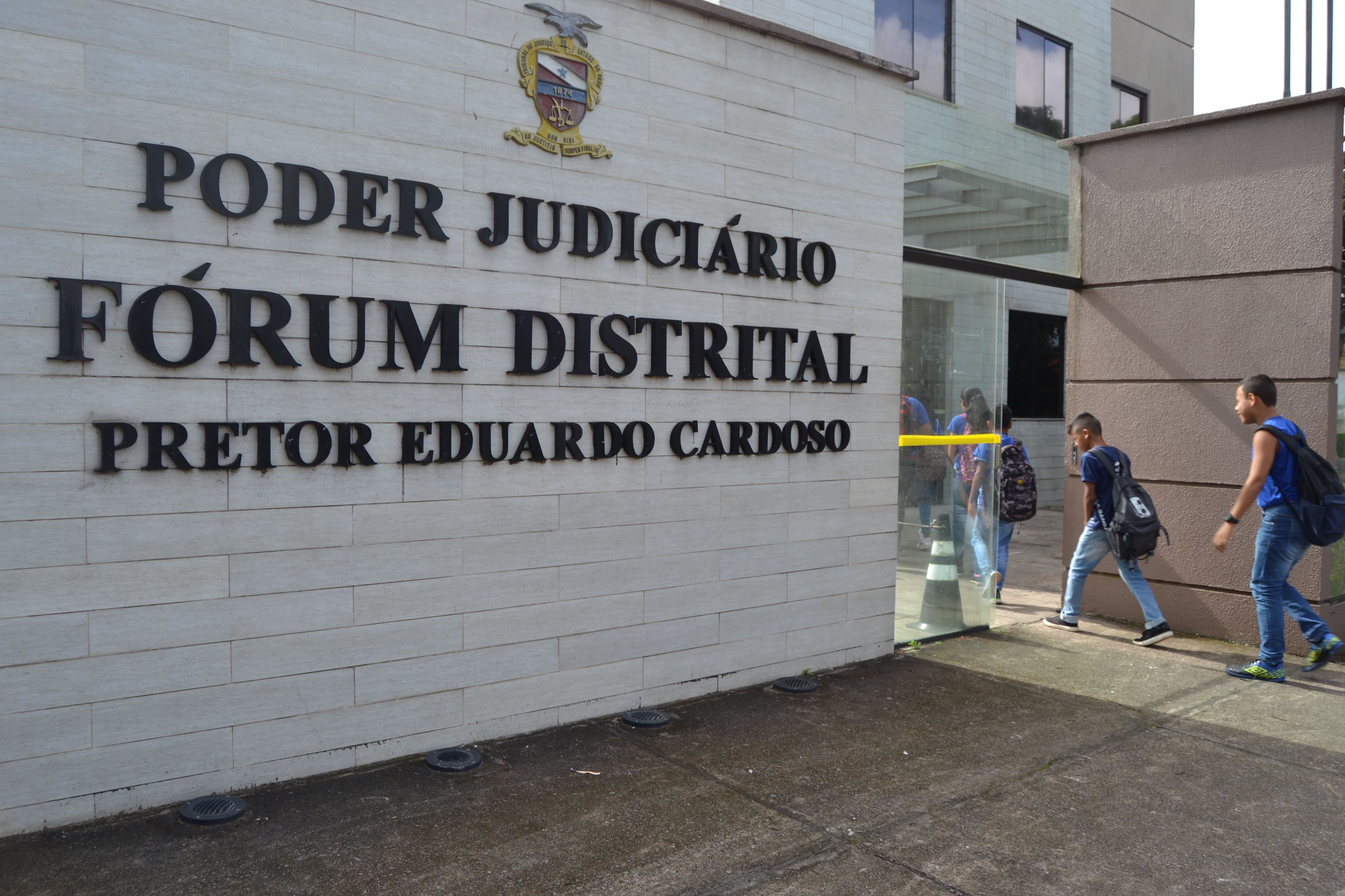 Alunos da Escola Municipal Avertano Rocha visitam o Fórum em Icoaraci