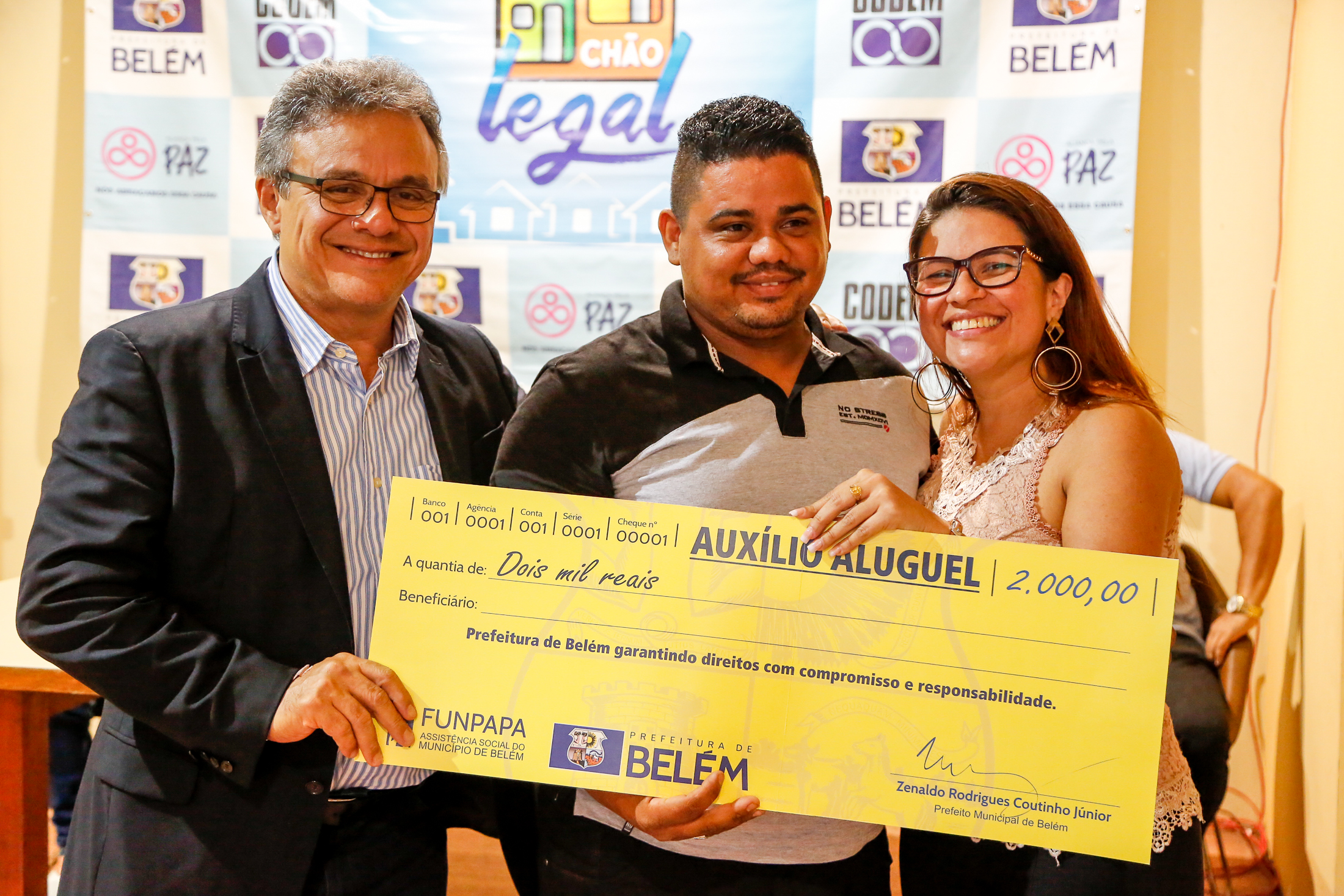 Prefeitura entrega auxílio aluguel para as vítimas do incêndio em Canudos