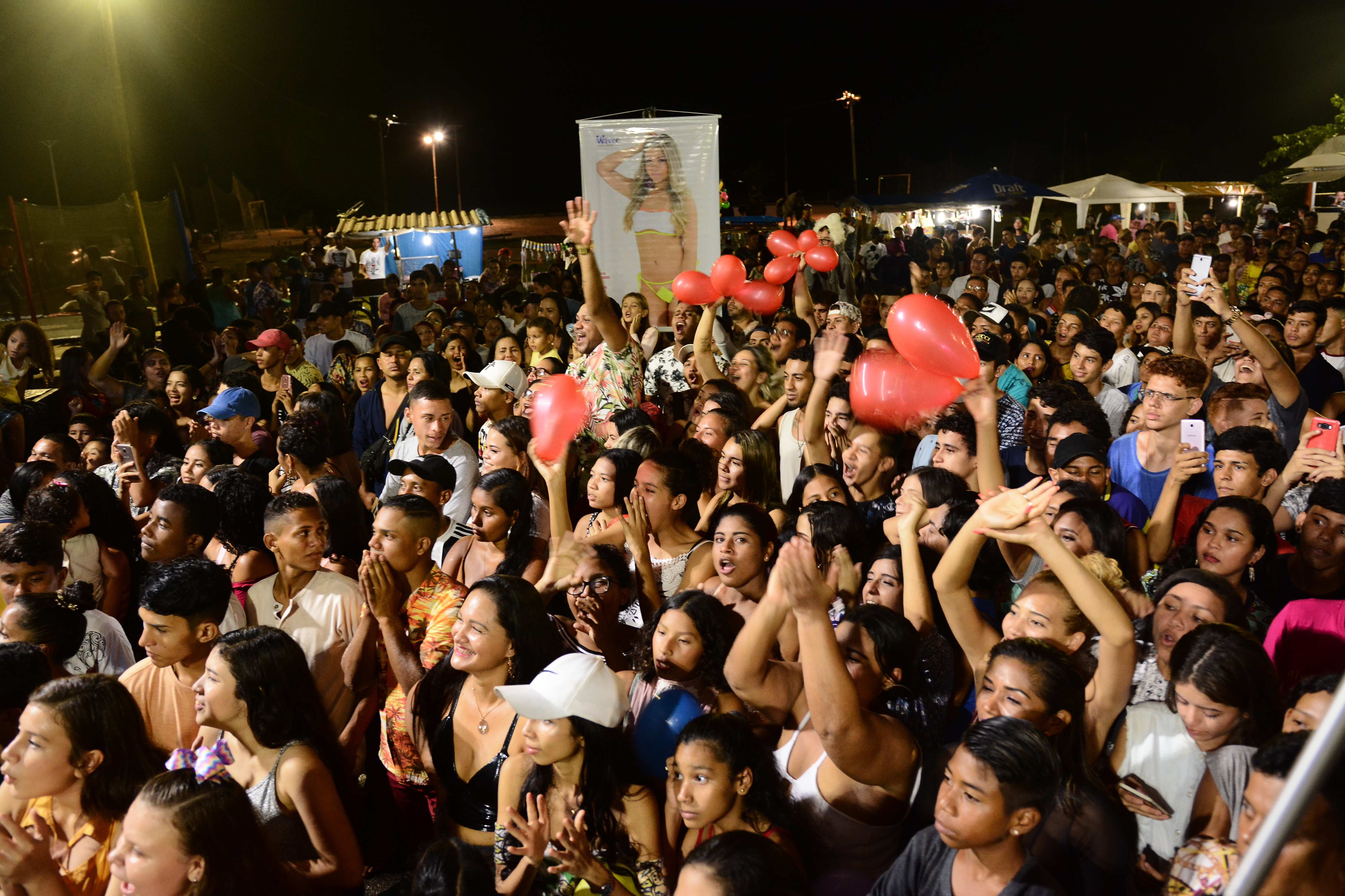 Shows musicais, bolo e desfile encerram os festejos do aniversário de Outeiro