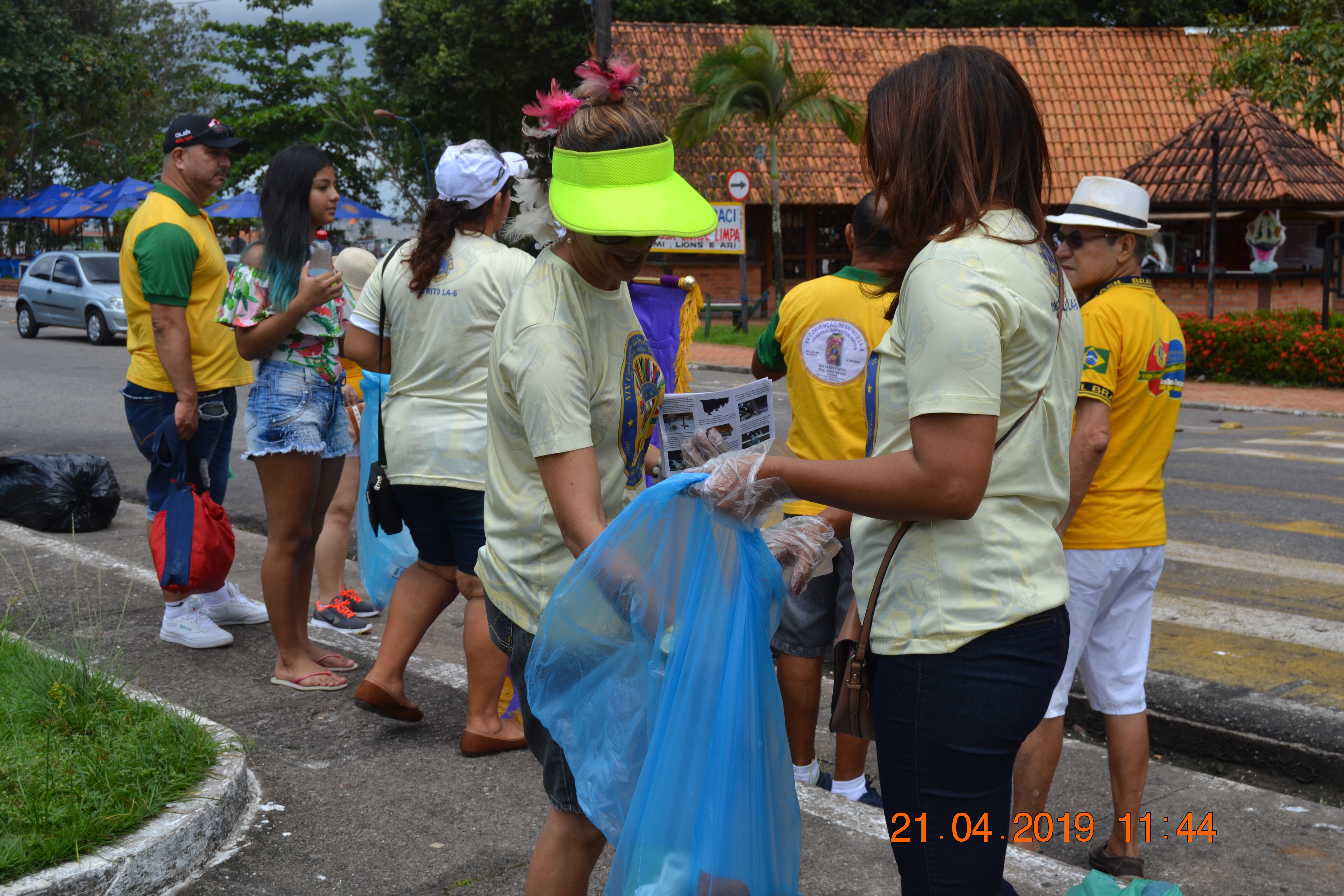 Prefeitura e voluntários promovem Páscoa limpa na orla de Icoaraci