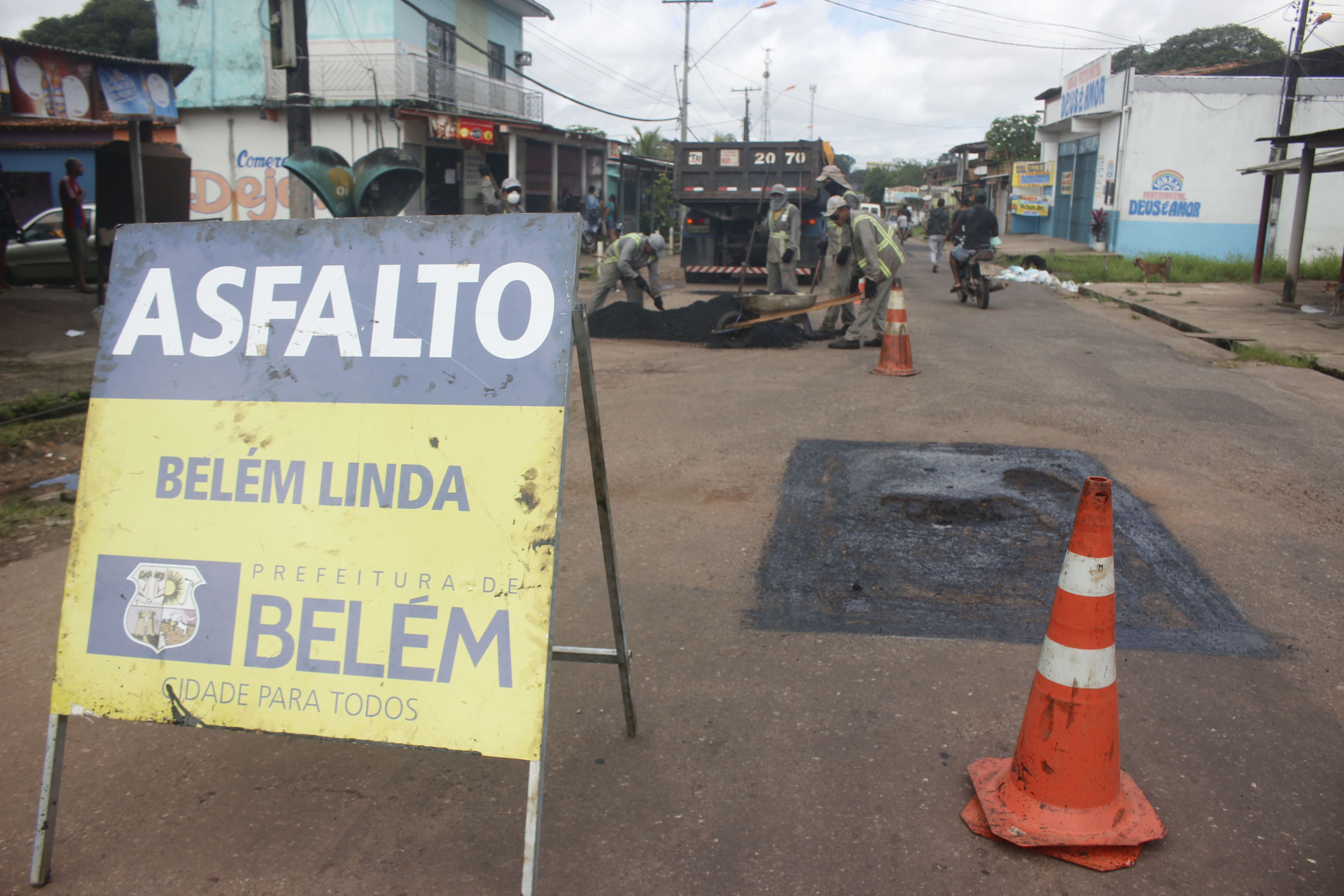 Prefeitura avança com ações de limpeza e recuperação asfáltica em Outeiro