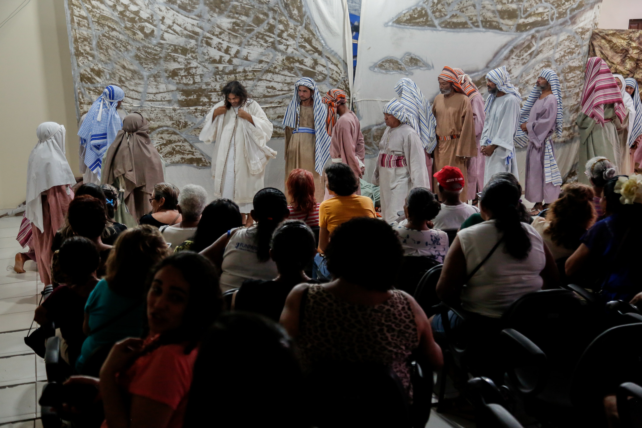 Moradores em situação de rua apresentam espetáculo sobre a Paixão de Cristo