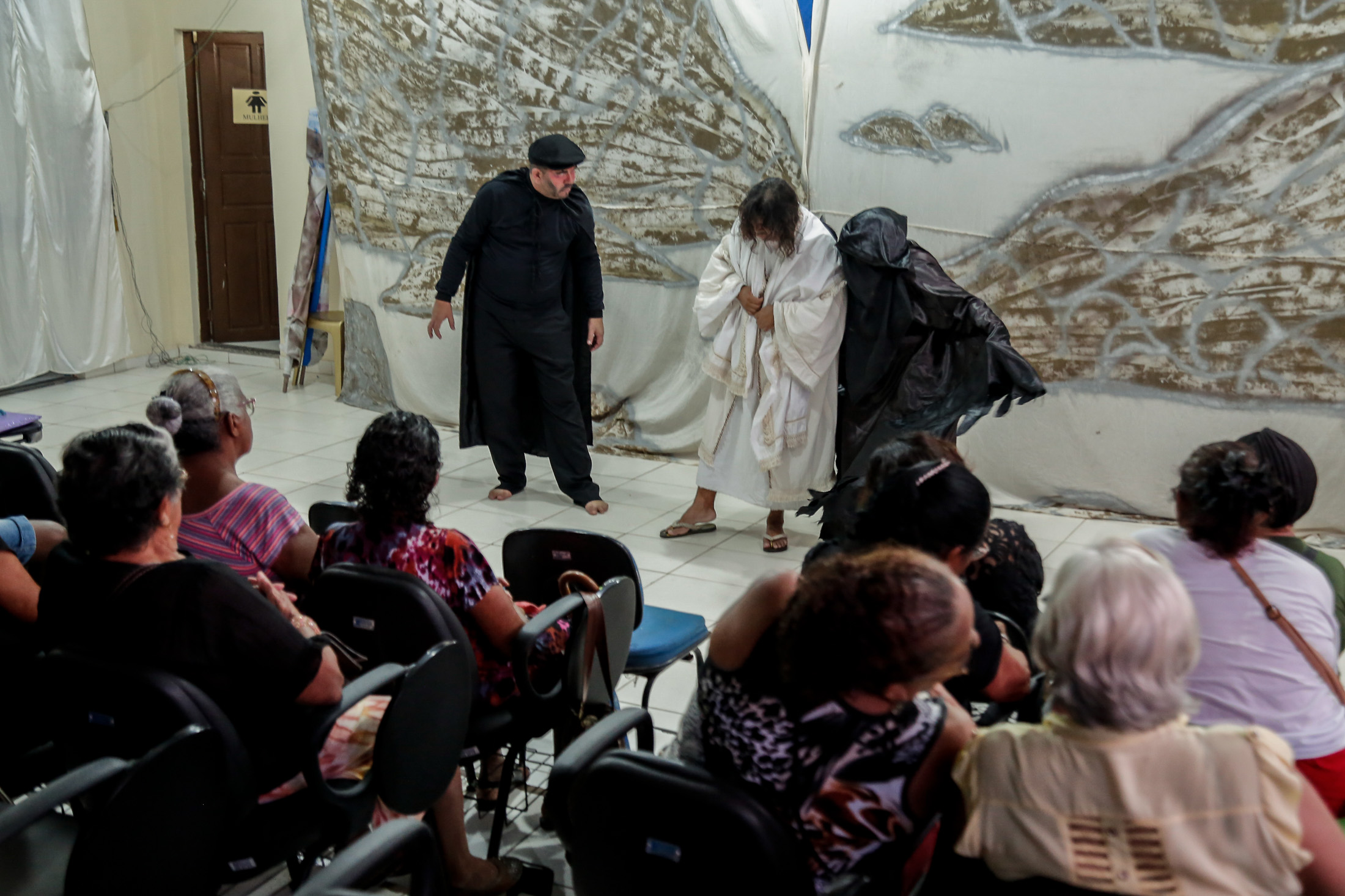 Moradores em situação de rua apresentam espetáculo sobre a Paixão de Cristo