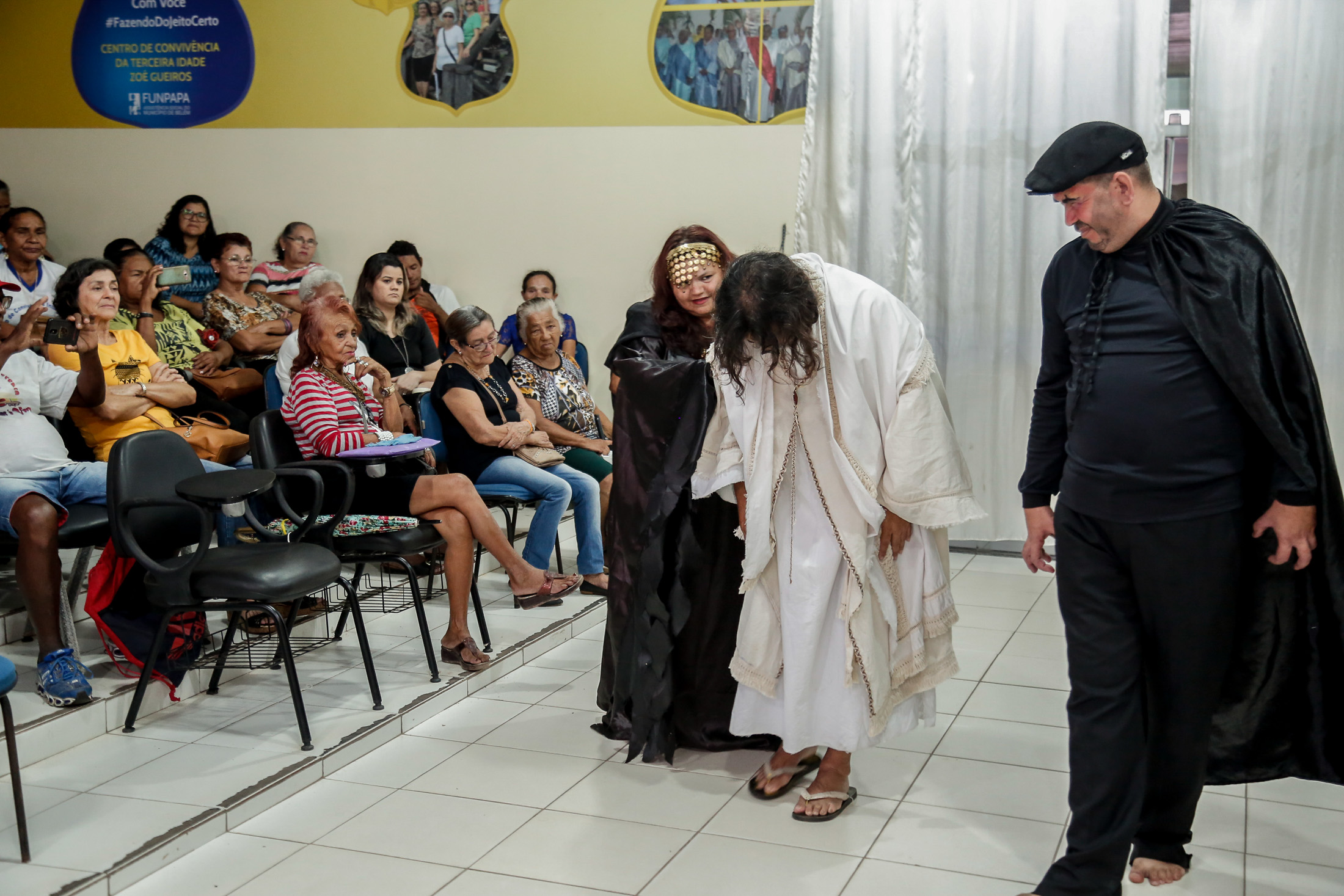 Moradores em situação de rua apresentam espetáculo sobre a Paixão de Cristo