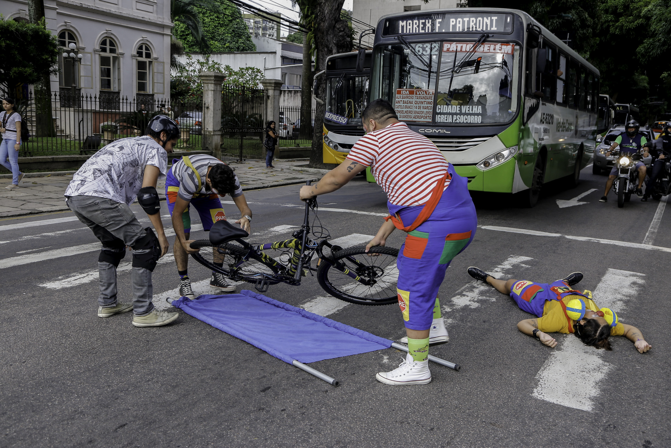 Ação educativa orienta pedestres sobre travessia segura