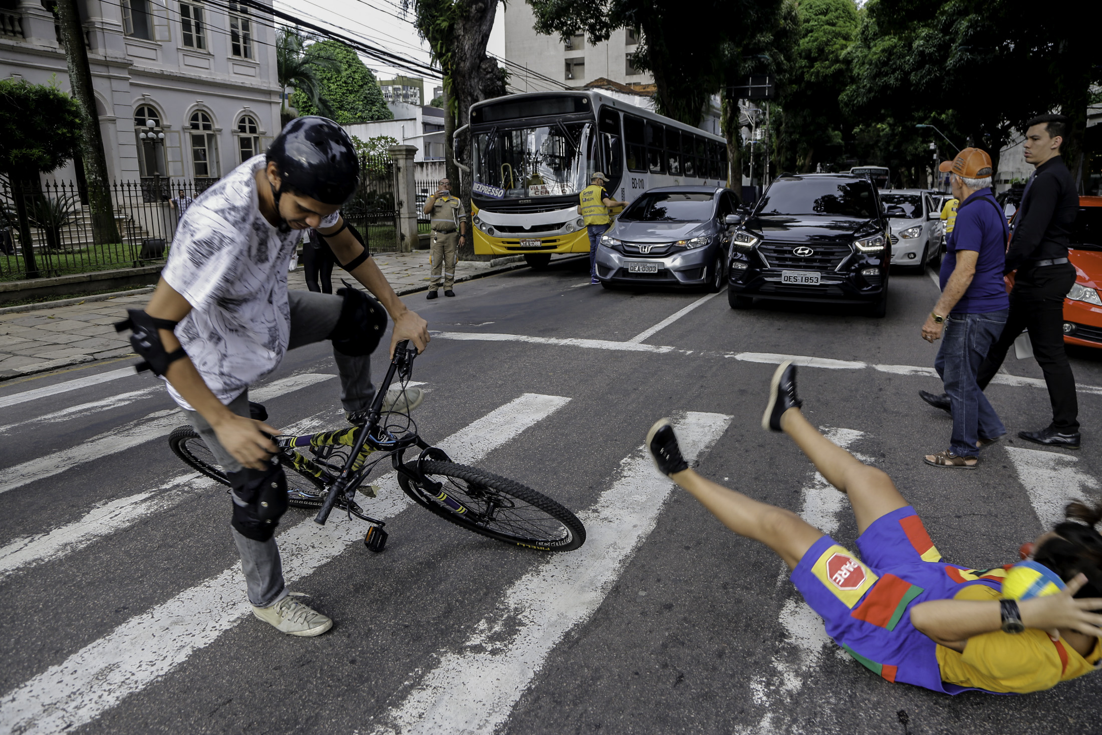 Ação educativa orienta pedestres sobre travessia segura