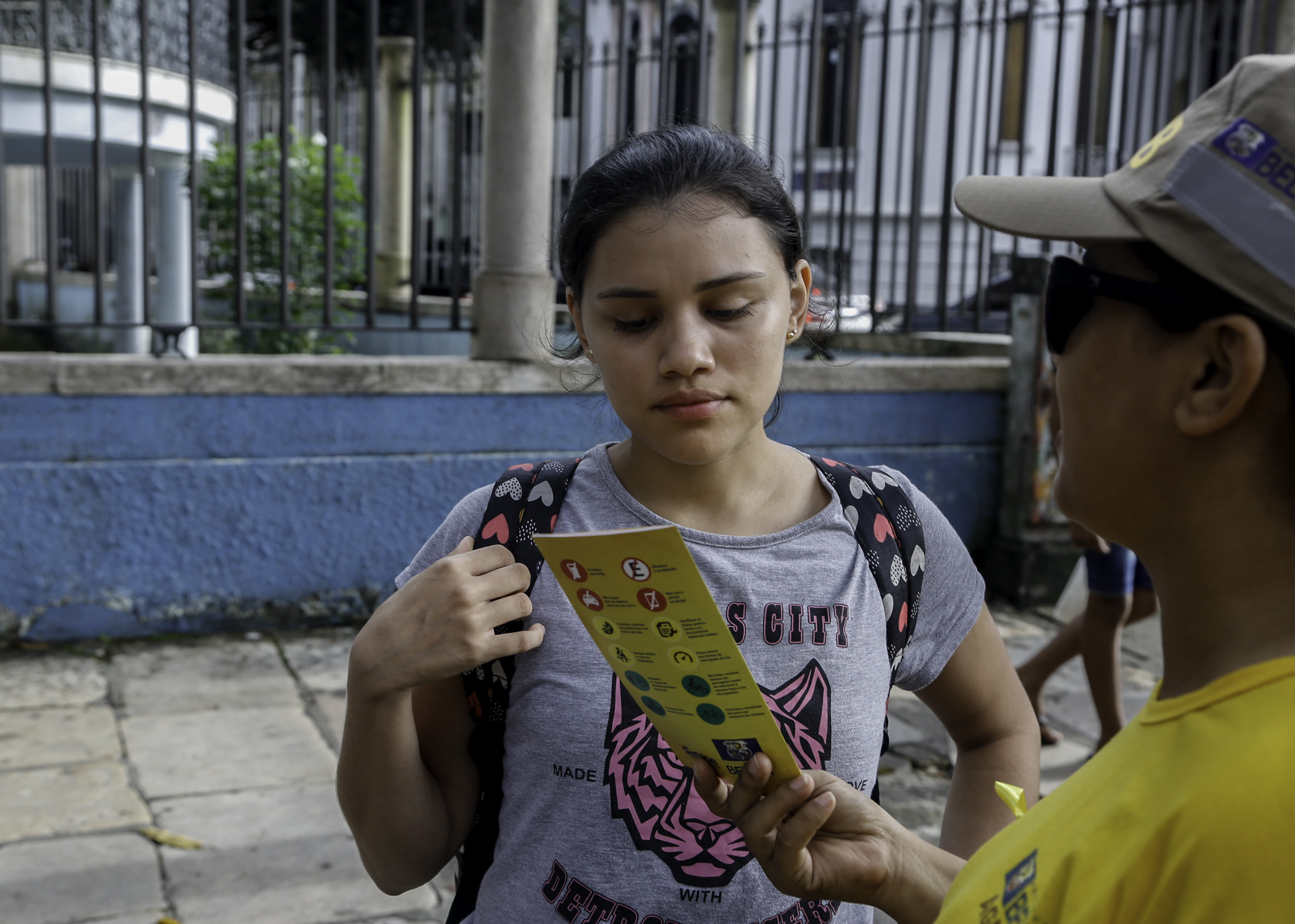 Ação educativa orienta pedestres sobre travessia segura