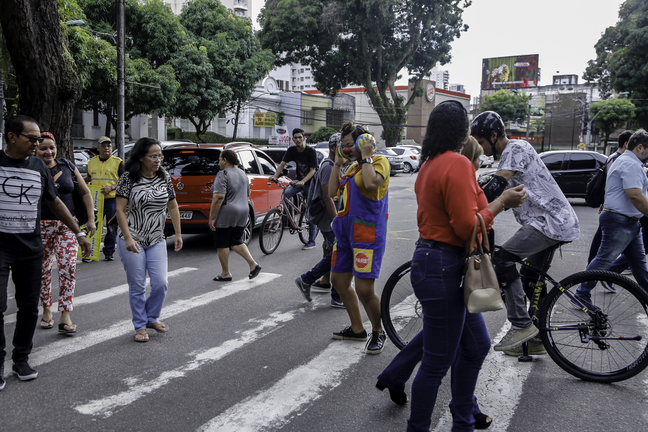 Ação educativa orienta pedestres sobre travessia segura