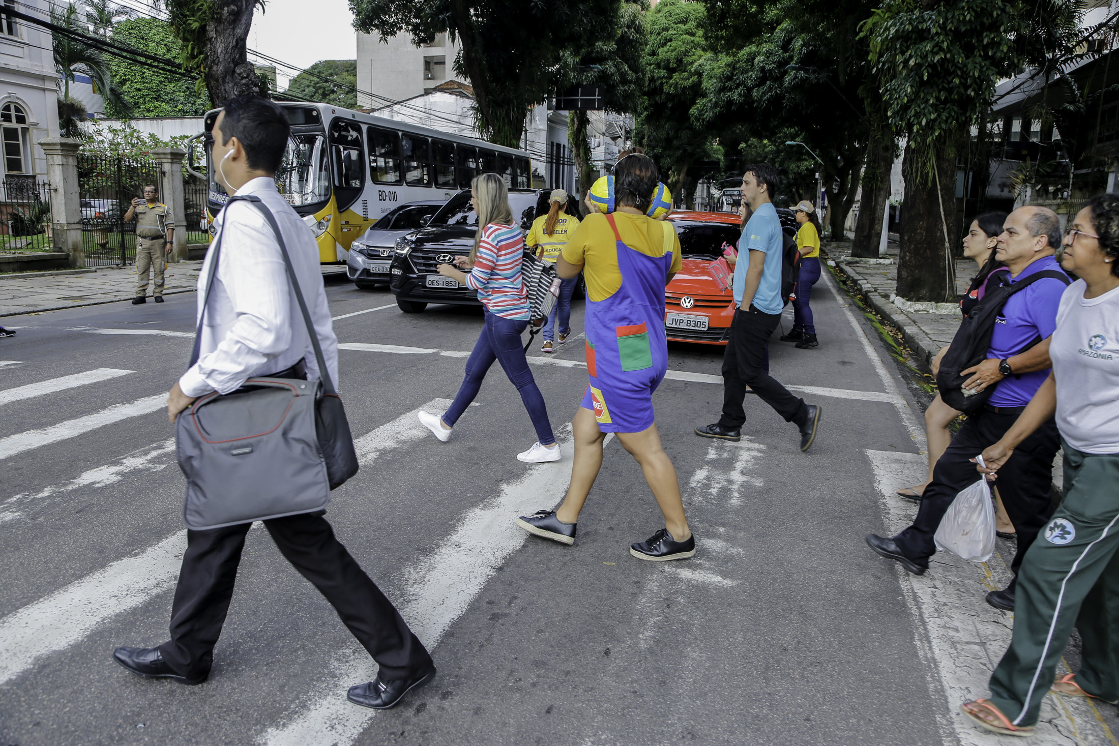 Ação educativa orienta pedestres sobre travessia segura