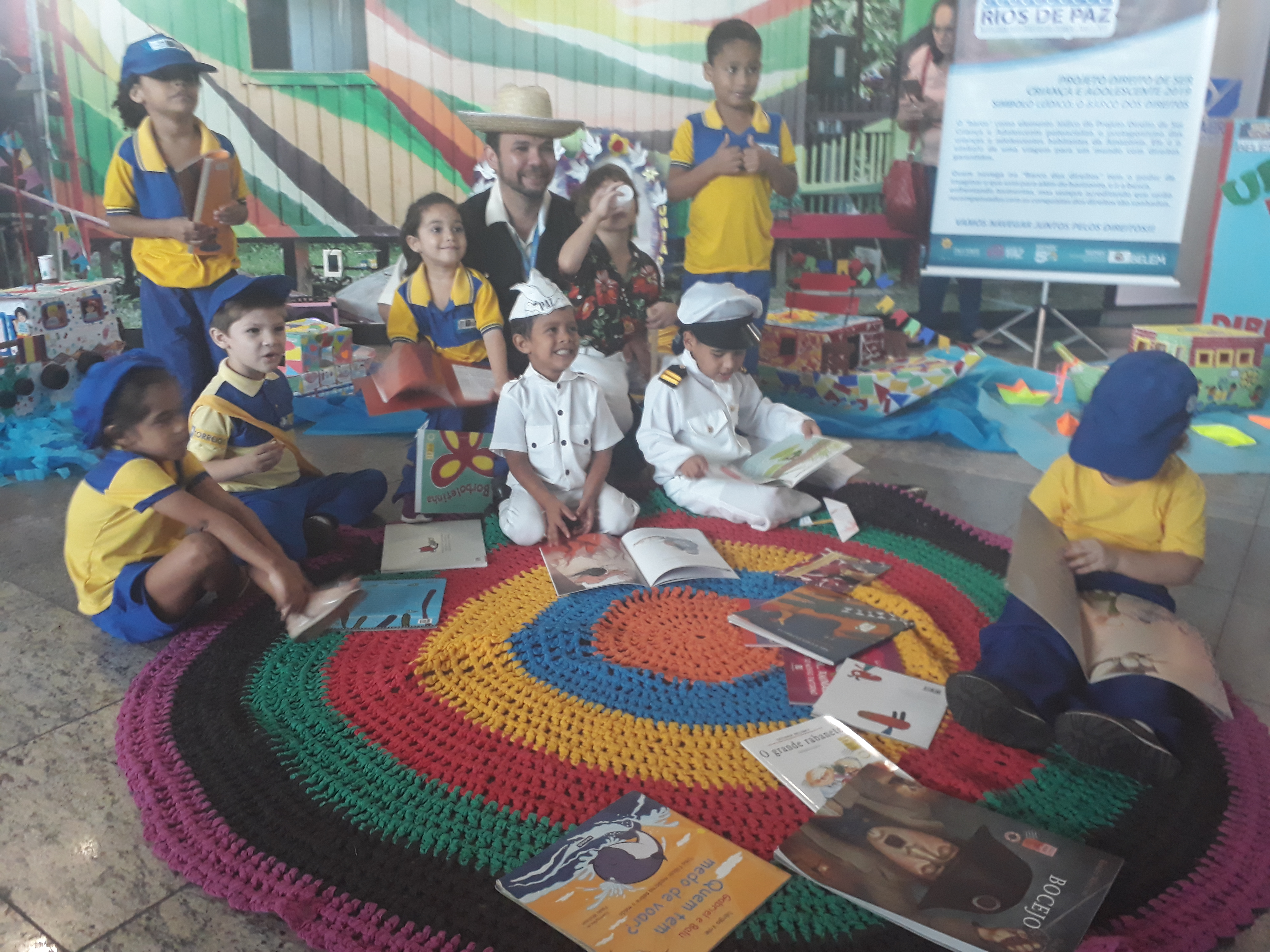 Alunos da rede municipal distribuem "Cartas Para a Paz" no Aeroporto Internacional de Belém