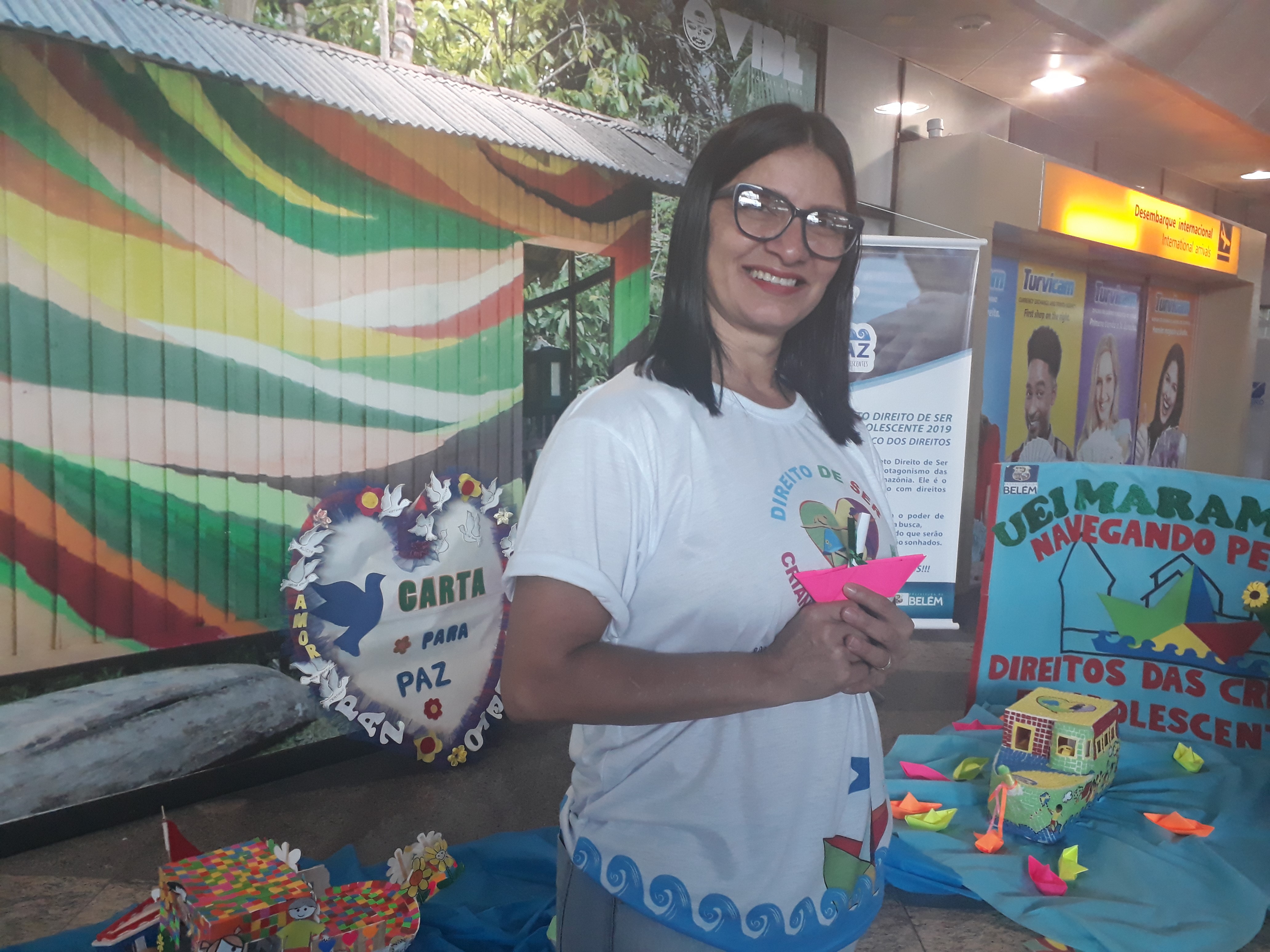 Alunos da rede municipal distribuem "Cartas Para a Paz" no Aeroporto Internacional de Belém