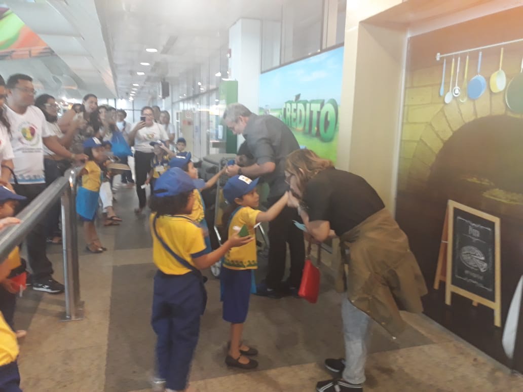Alunos da rede municipal distribuem "Cartas Para a Paz" no Aeroporto Internacional de Belém