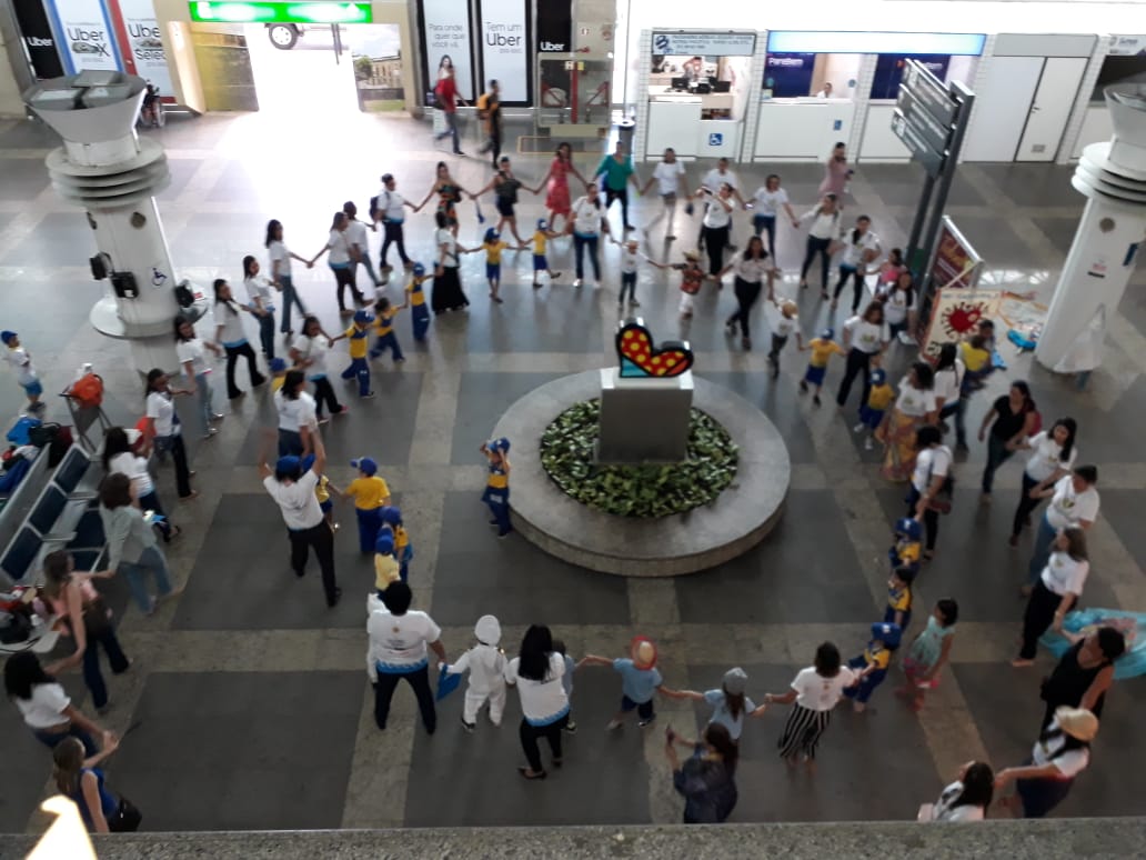 Alunos da rede municipal distribuem "Cartas Para a Paz" no Aeroporto Internacional de Belém