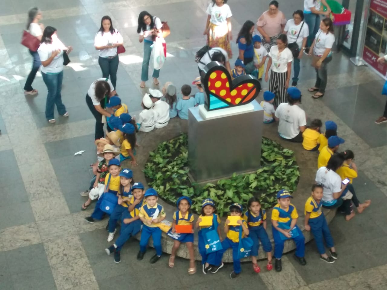 Alunos da rede municipal distribuem "Cartas Para a Paz" no Aeroporto Internacional de Belém