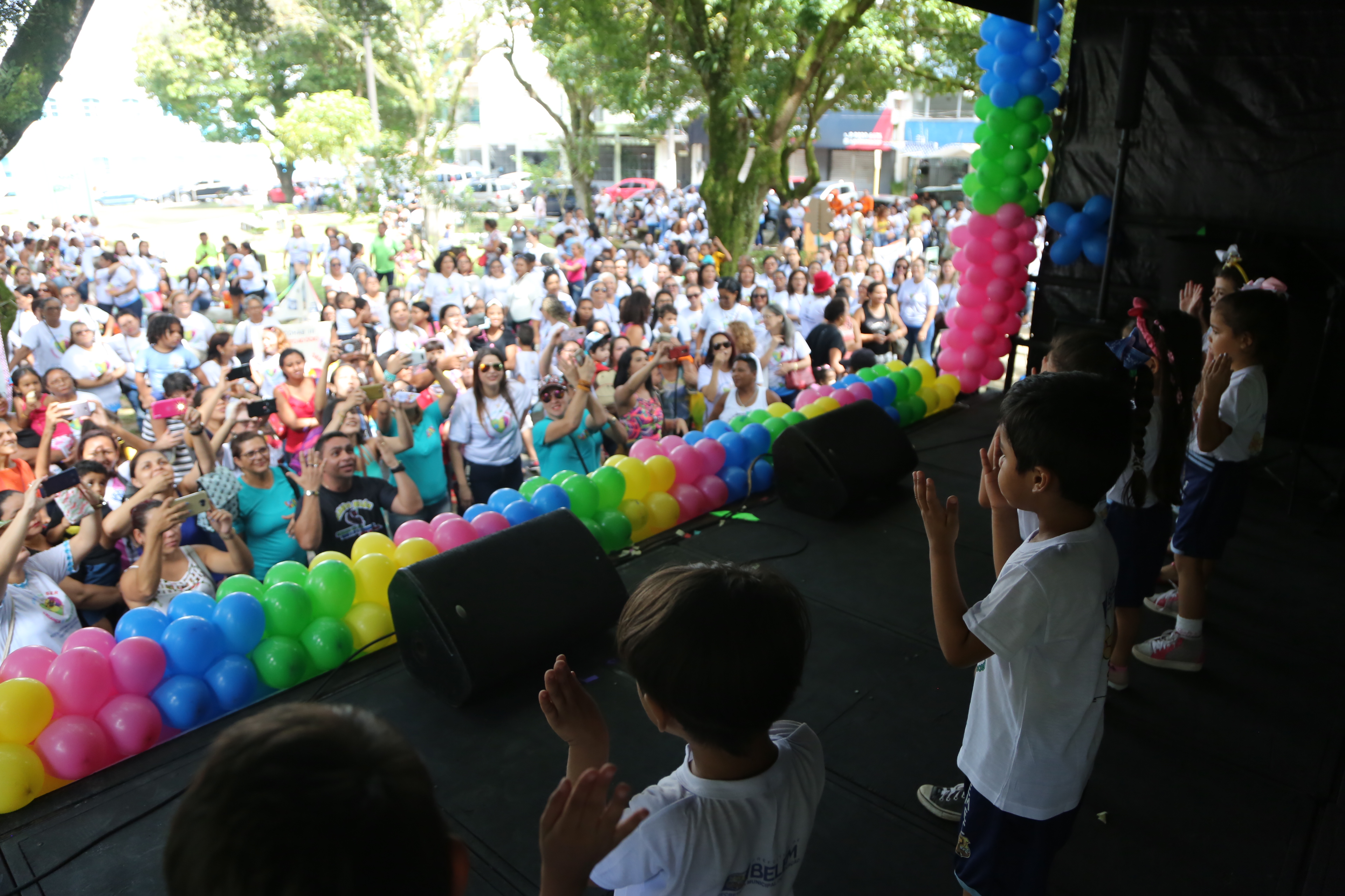 Crianças de escolas de Belém vão à praça da Bandeira declarar seus direitos