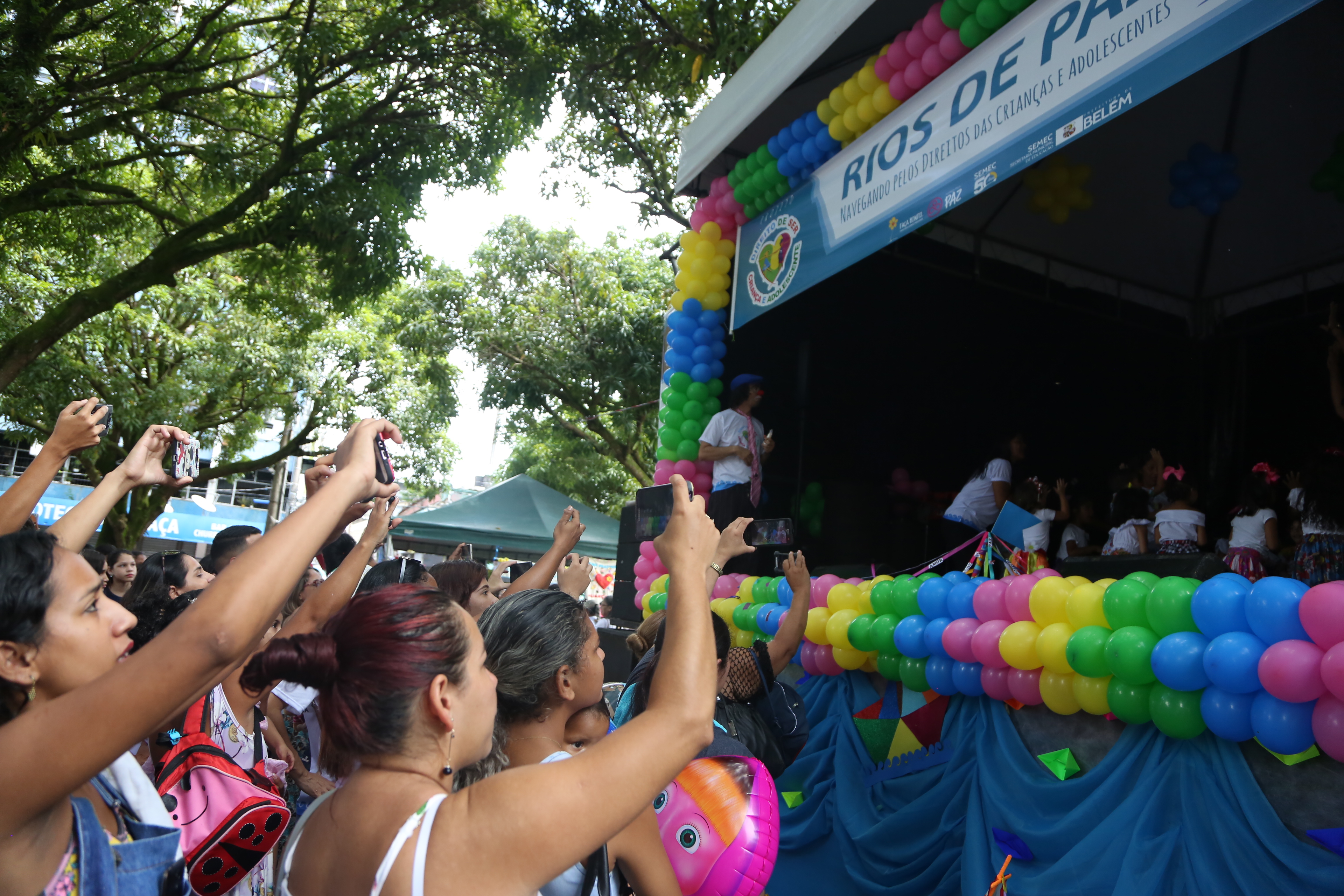 Crianças de escolas de Belém vão à praça da Bandeira declarar seus direitos