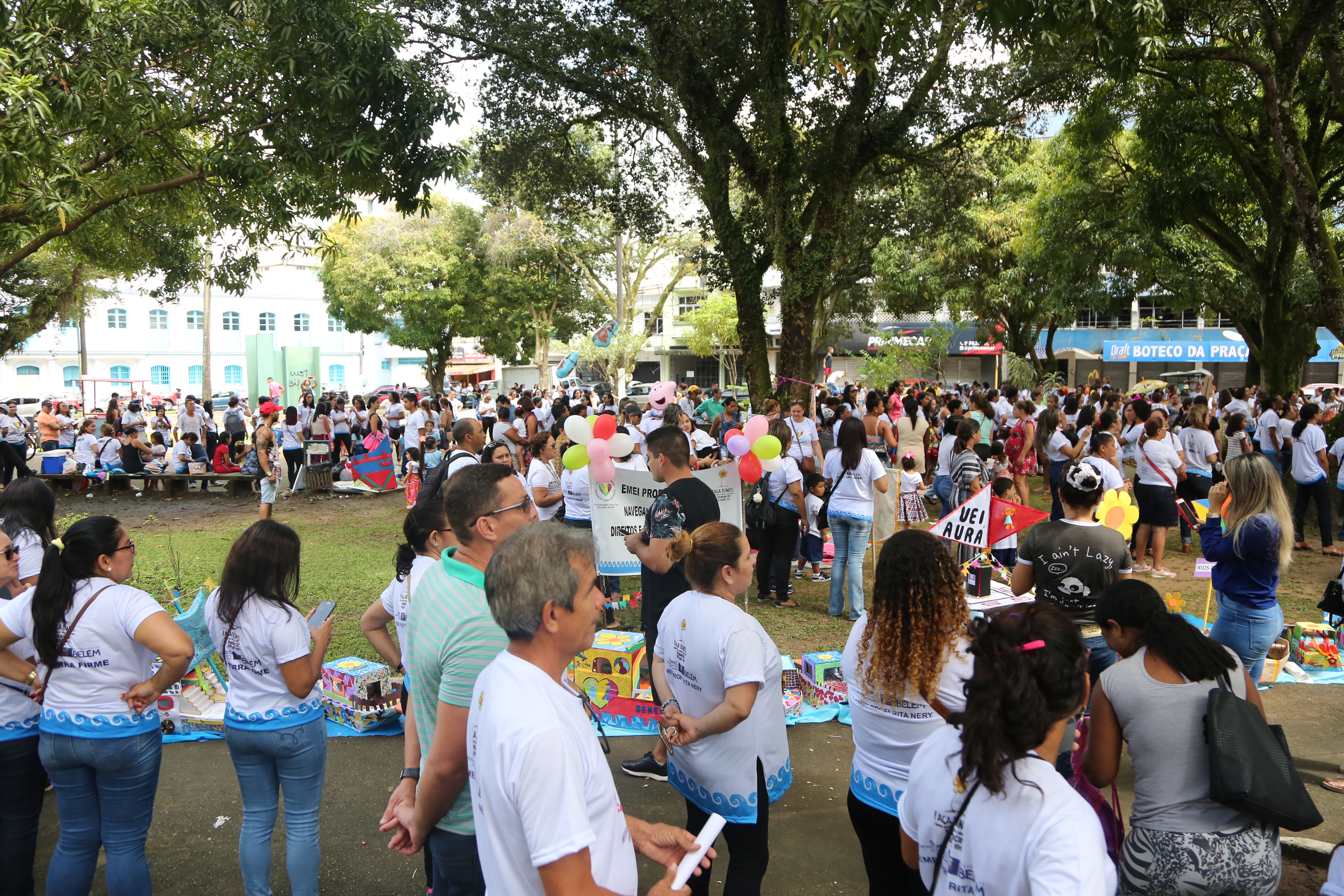 Crianças de escolas de Belém vão à praça da Bandeira declarar seus direitos