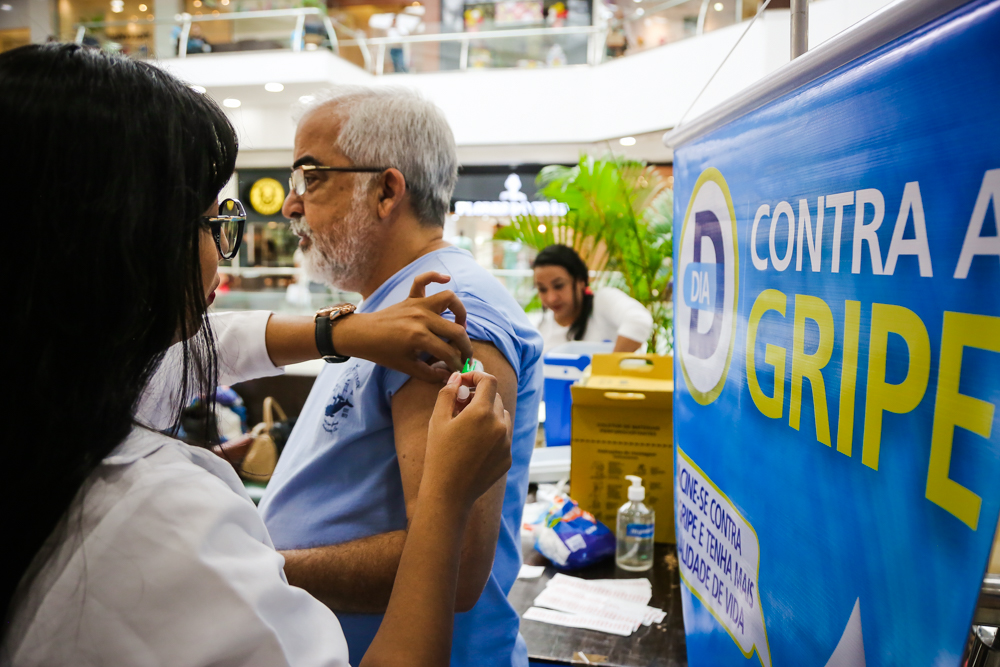 Vacinação contra a gripe imuniza população em shoppings da cidade