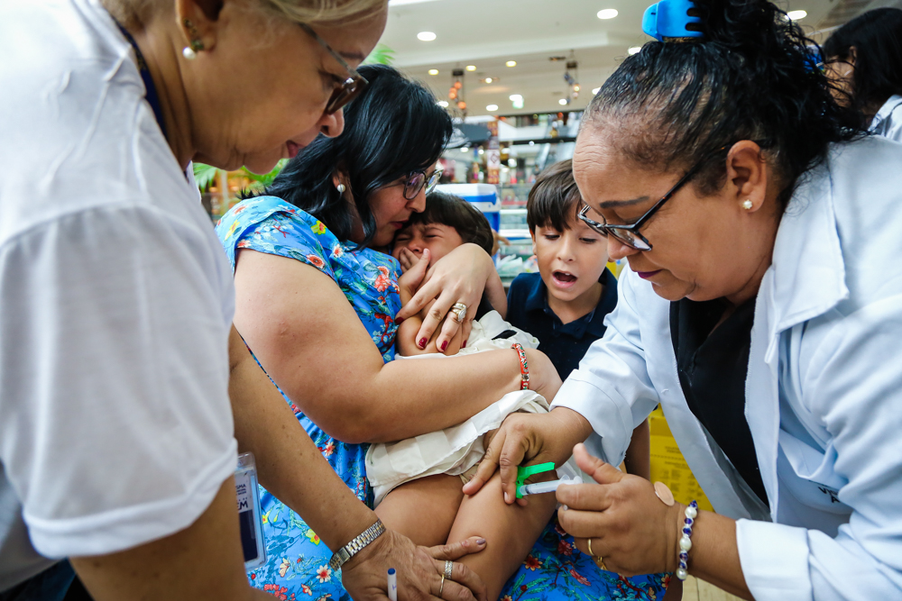 Vacinação contra a gripe imuniza população em shoppings da cidade