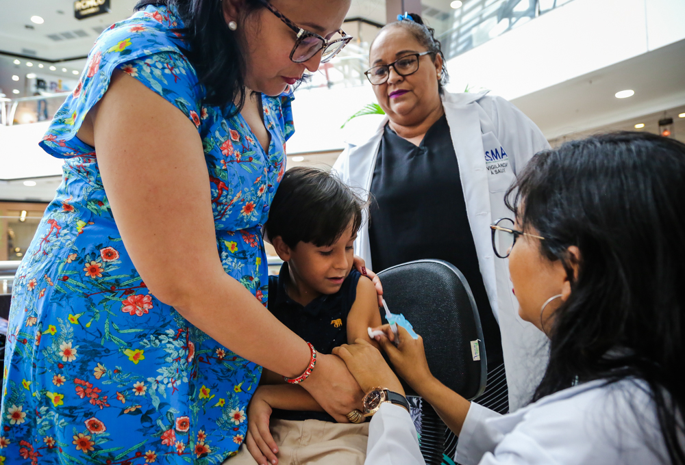 Vacinação contra a gripe imuniza população em shoppings da cidade