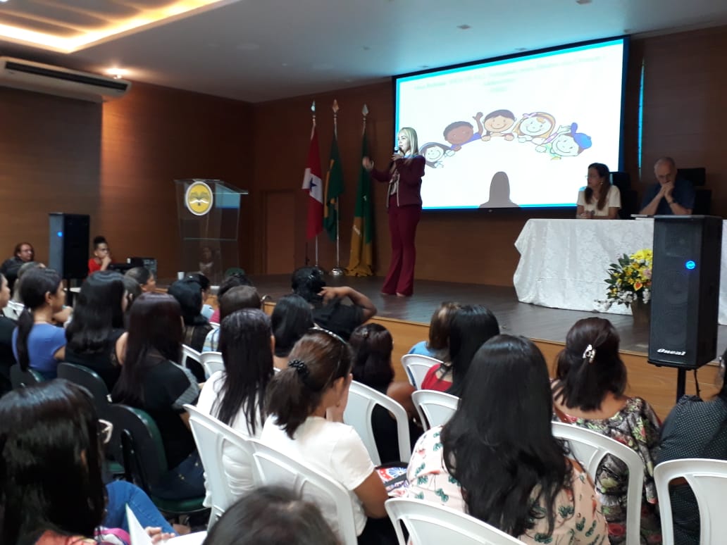Mesa redonda reúne cerca de 350 professores para falar de direitos das crianças