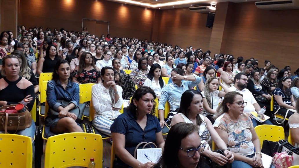 Mesa redonda reúne cerca de 350 professores para falar de direitos das crianças