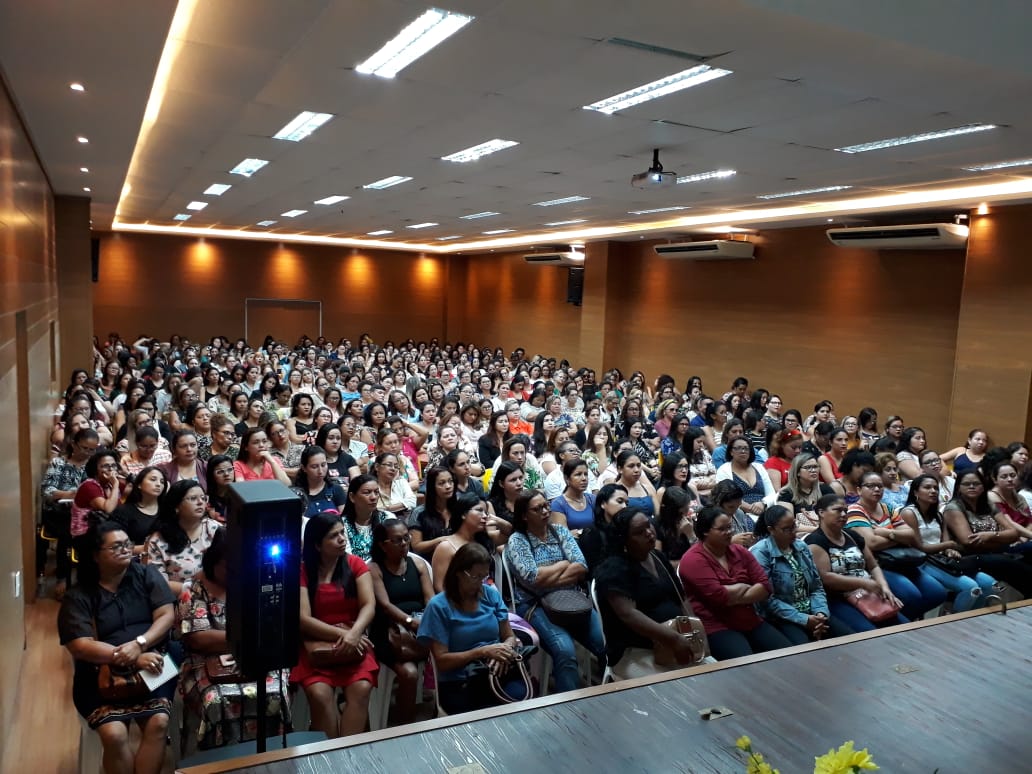 Mesa redonda reúne cerca de 350 professores para falar de direitos das crianças