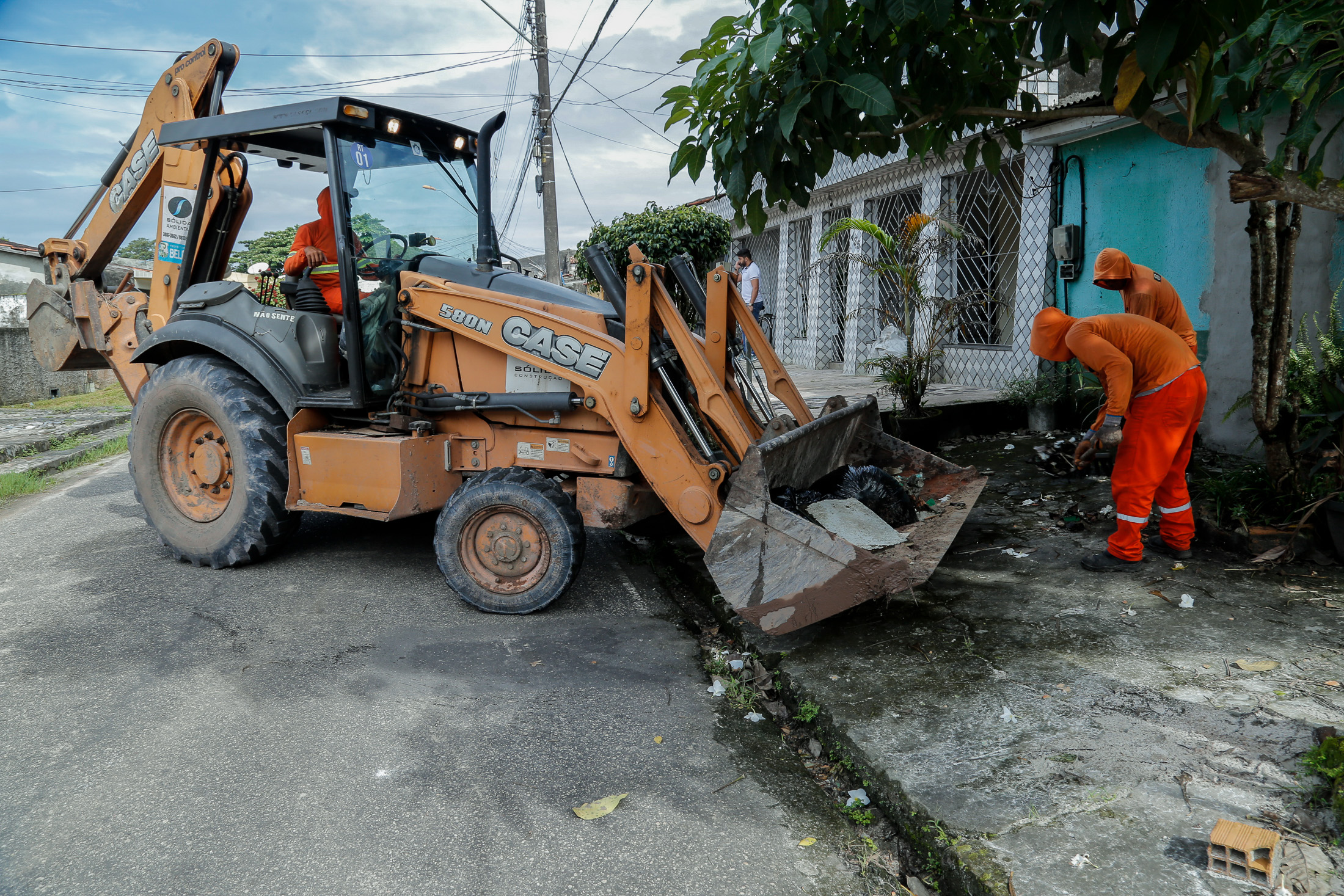 Coleta programada de entulho combate pontos críticos de descarte de lixo