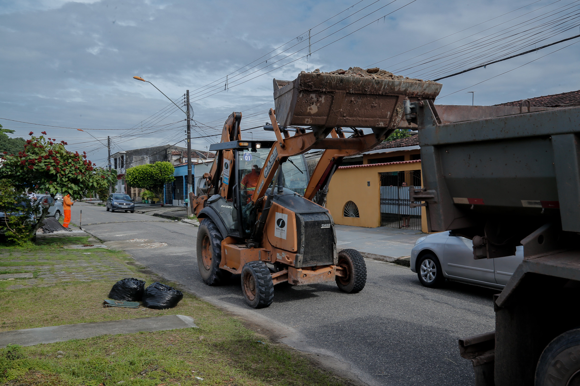 Coleta programada de entulho combate pontos críticos de descarte de lixo